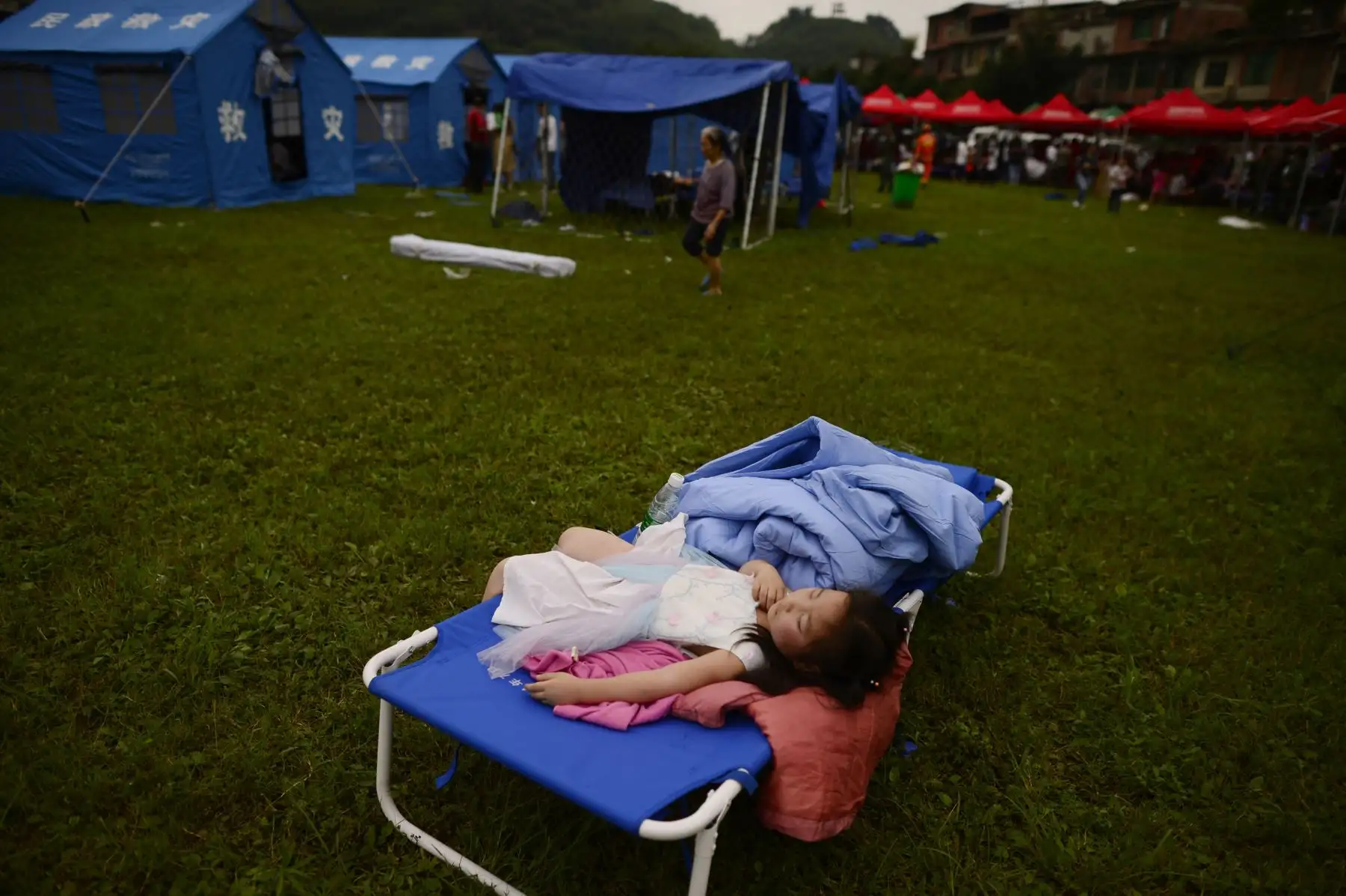 Un niño duerme en un campamento temporal establecido para sobrevivientes del terremoto en Yibin, en la provincia de Sichuan, suroeste de China. Foto: AFP
