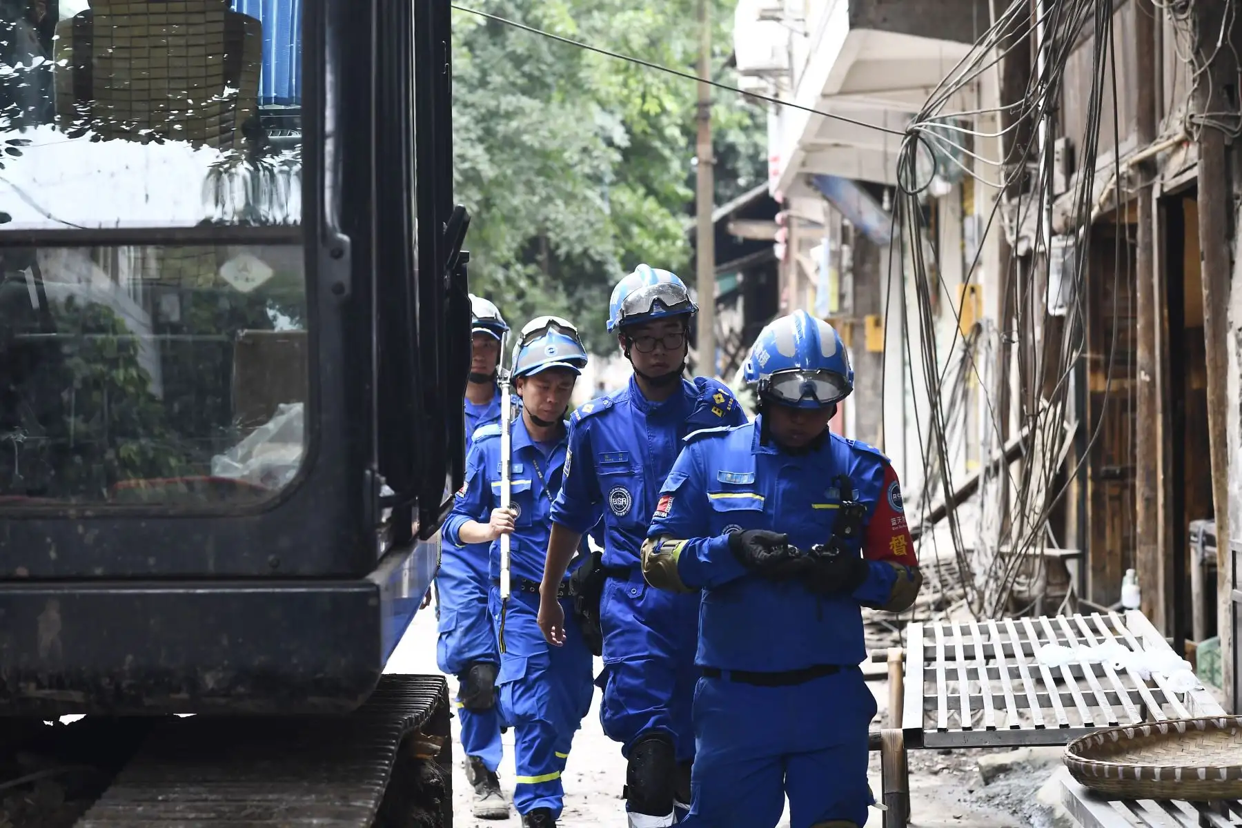 Rescatistas se preparan para buscar sobrevivientes del terremoto en Yibin, en la provincia de Sichuan, suroeste de China. Foto: AFP
