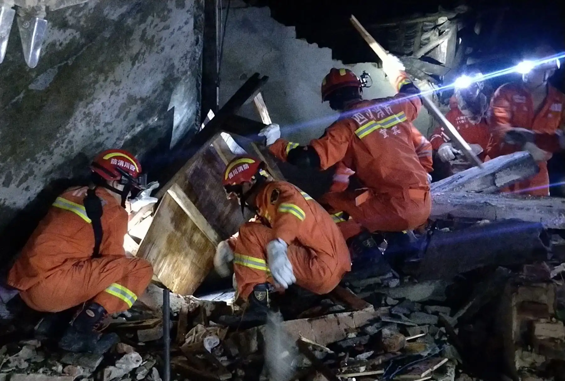 Rescatistas buscan entre los escombros a sobrevivientes del terremoto de un edificio en Yibin, en la provincia de Sichuan, suroeste de China. Foto: AFP