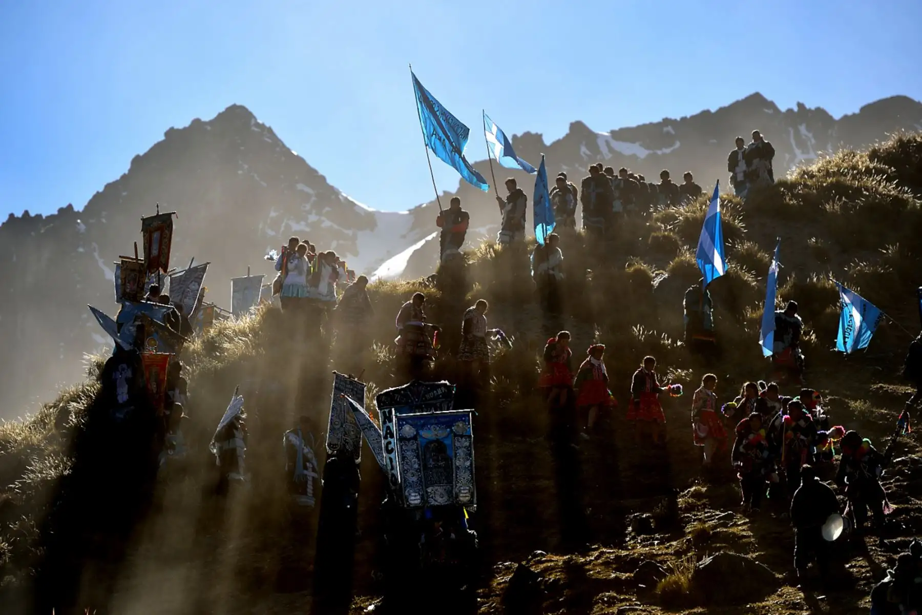 Danzarines y Pablitos descienden de lo alto del nevado, para asistir a la misa central del Señor de Qoylluriti. Foto: Cortesía/ José Sotomayor