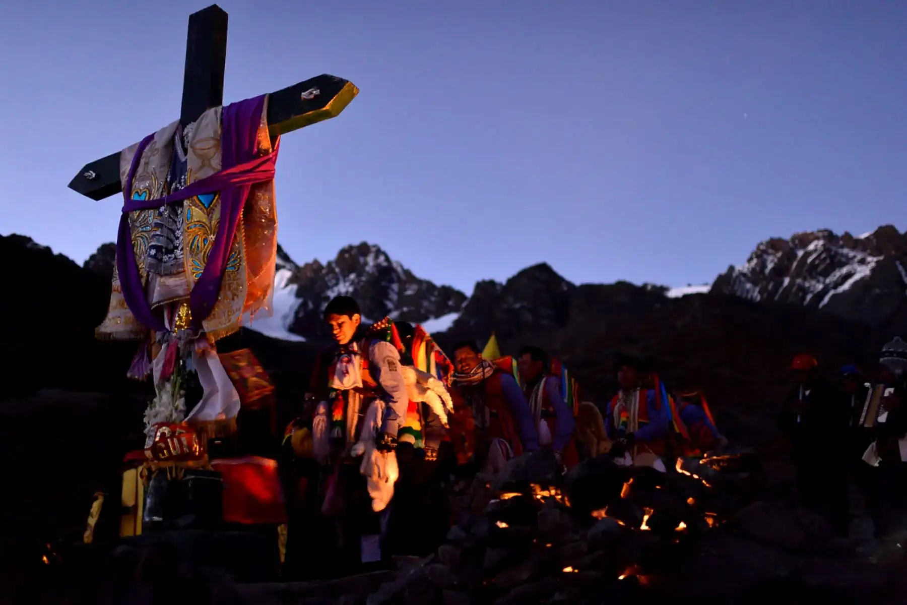 Miembros de la Nación Tahuantinsuyo hacen su paso frente a la cruz ubicada en lo alto del cerro próximo al nevado. Foto: Cortesía/ José Sotomayor