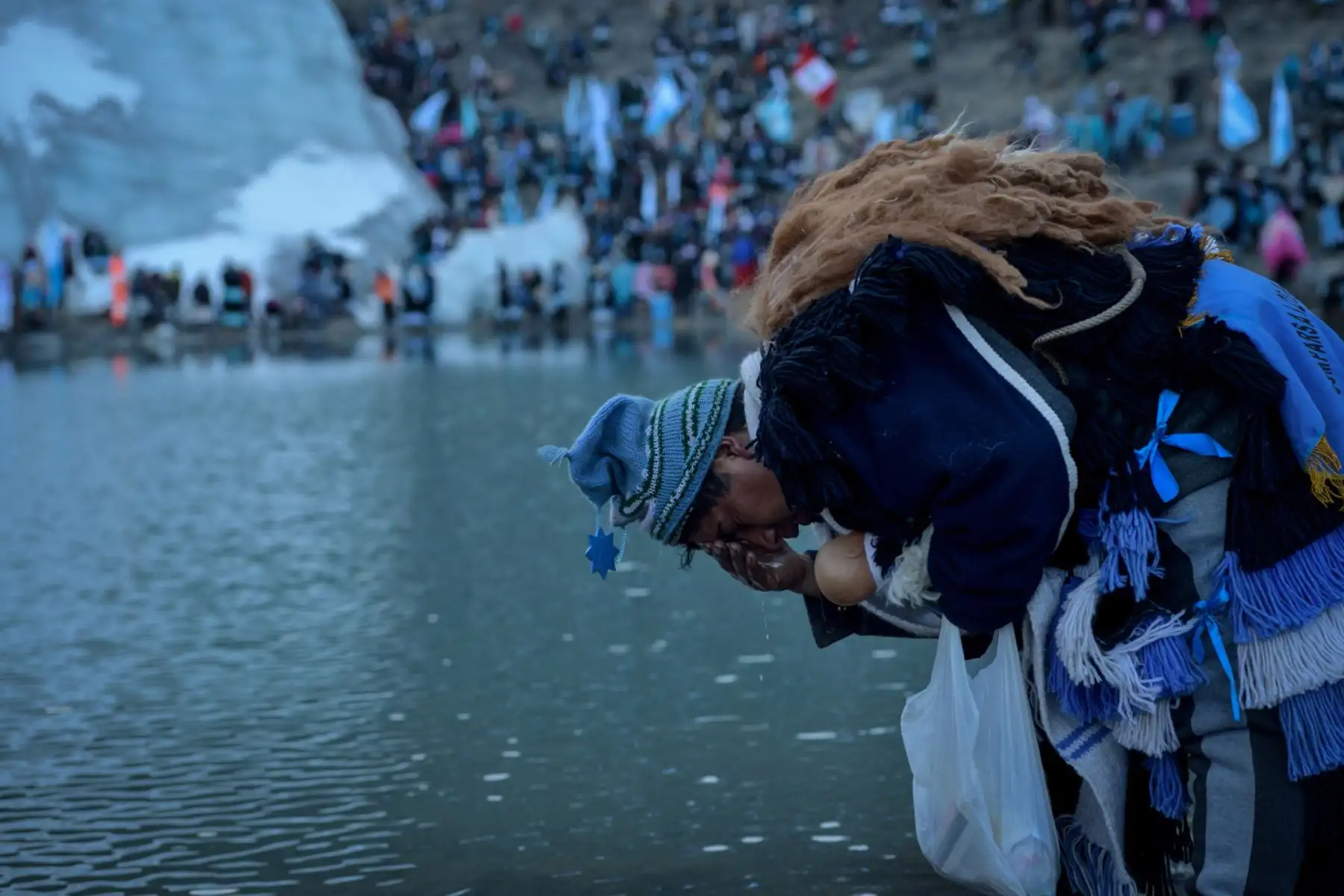 Un Pablito se persigna con el agua del nevado producto del deshielo que ha ido agravándose con el paso de los años.  Foto: Cortesía/ José Sotomayor