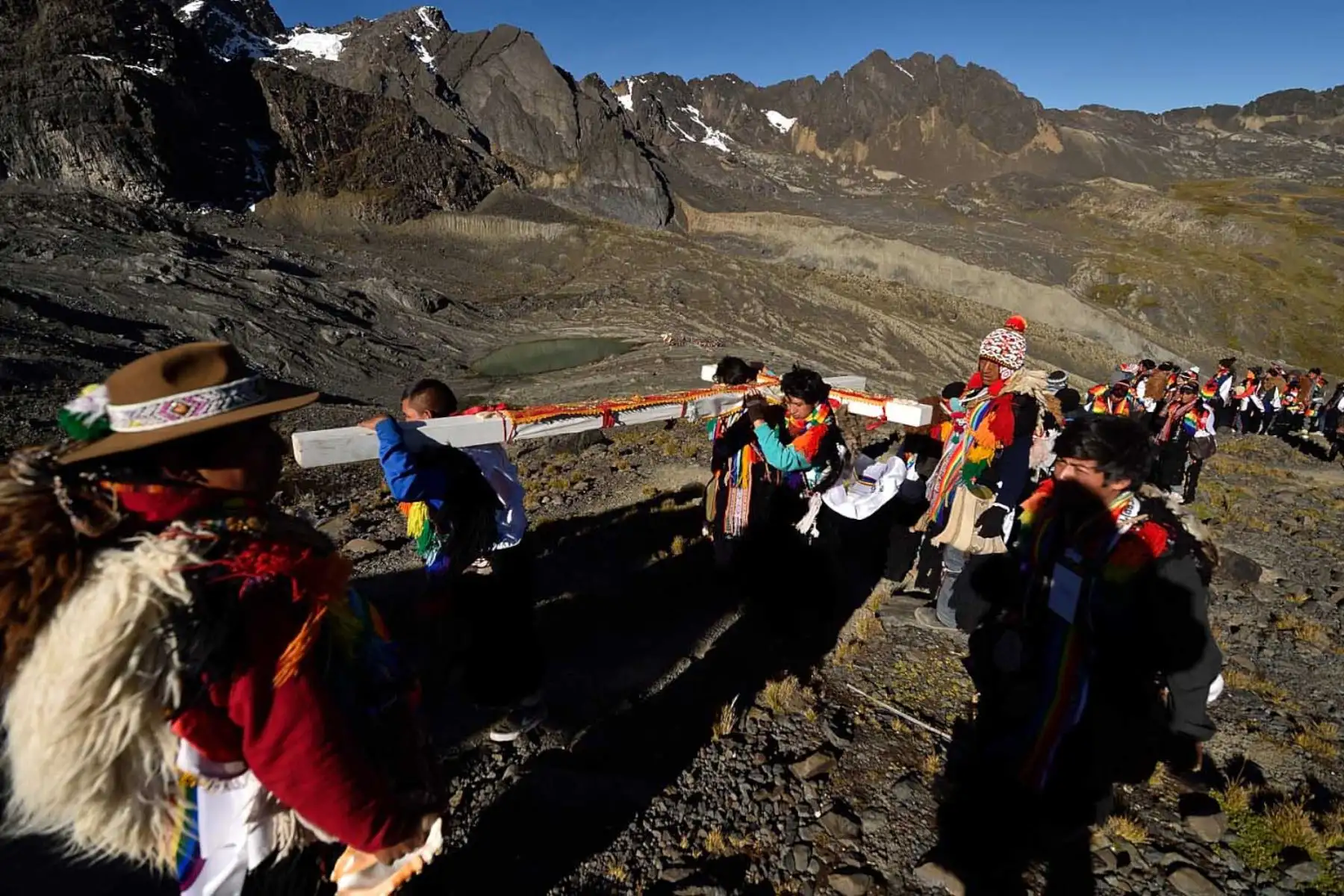 Decenas de Pablitos de la Nación Tahuantinsuyo ascienden al nevado cargando el Calvario para dejarlo sobre el nevado.  Foto: Cortesía/ José Sotomayor