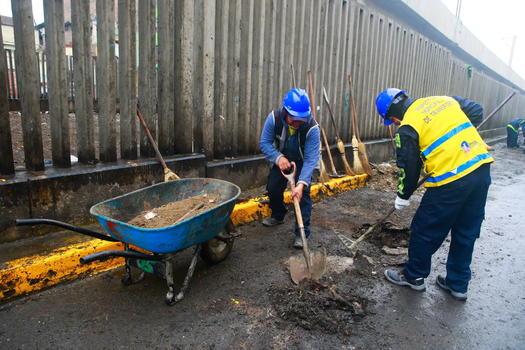 Comerciantes desalojados de la avenida Aviación buscan invadir calles aledañas, mientras que trabajadores de la municipalidad de La Victoria realizan trabajos de reordenamiento y limpieza de vías públicas. Foto: ANDINA/ Hector Vinces