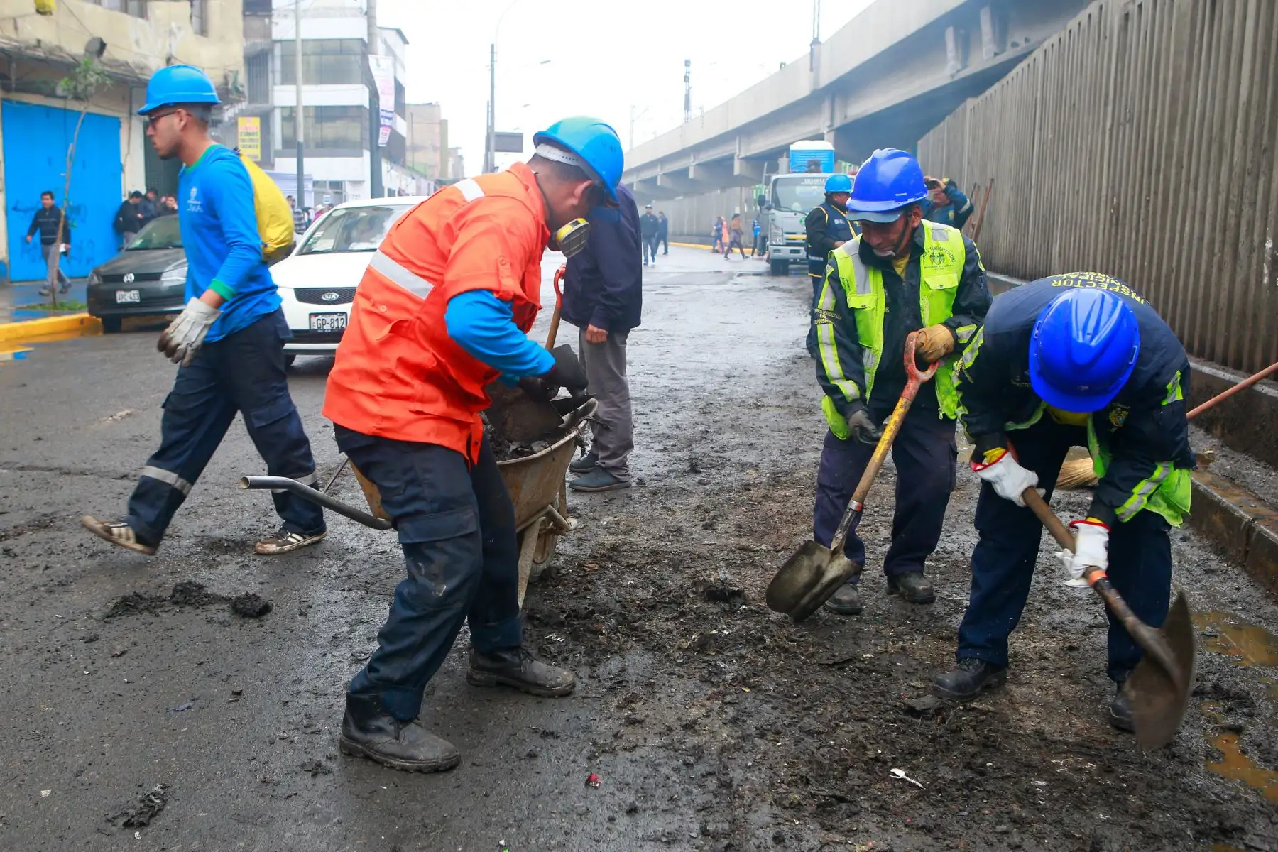 Comerciantes desalojados de la avenida Aviación buscan invadir calles aledañas, mientras que trabajadores de la municipalidad de La Victoria realizan trabajos de reordenamiento y limpieza de vías públicas. Foto: ANDINA/ Hector Vinces