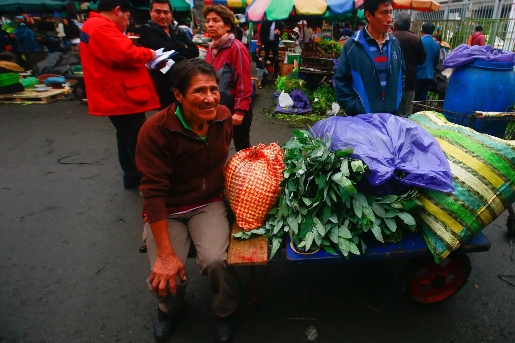Comerciantes desalojados de la avenida Aviación buscan invadir calles aledañas, mientras que trabajadores de la municipalidad de La Victoria realizan trabajos de reordenamiento y limpieza de vías públicas. Foto: ANDINA/ Hector Vinces