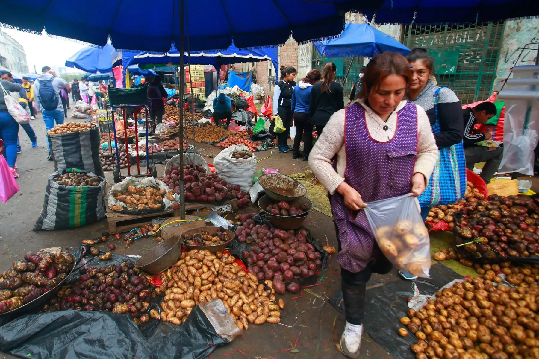 Comerciantes desalojados de la avenida Aviación buscan invadir calles aledañas, mientras que trabajadores de la municipalidad de La Victoria realizan trabajos de reordenamiento y limpieza de vías públicas. Foto: ANDINA/ Hector Vinces