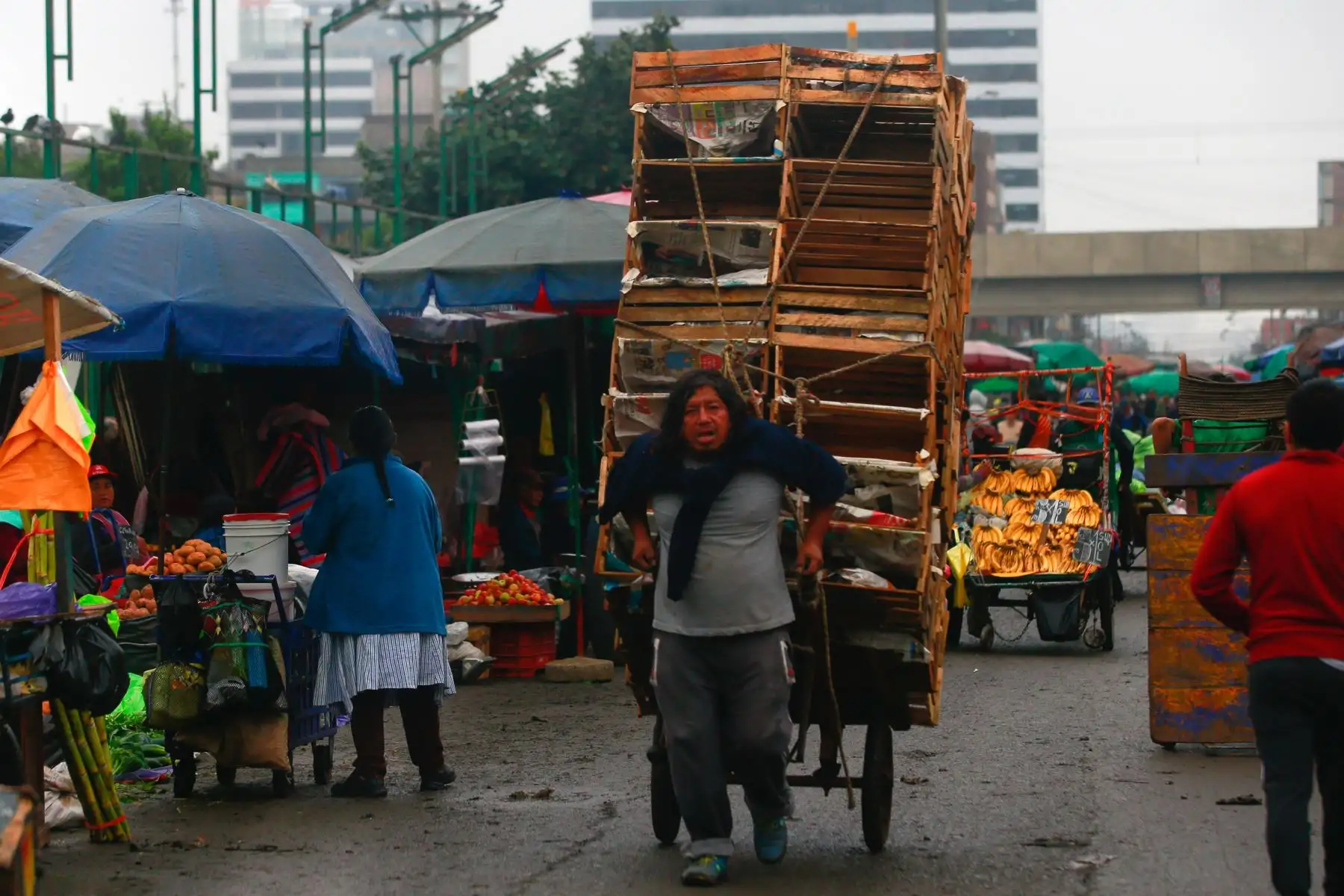 Comerciantes desalojados de la avenida Aviación buscan invadir calles aledañas, mientras que trabajadores de la municipalidad de La Victoria realizan trabajos de reordenamiento y limpieza de vías públicas. Foto: ANDINA/ Hector Vinces