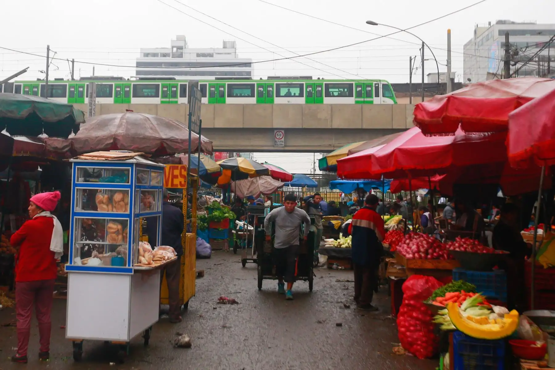 Comerciantes desalojados de la avenida Aviación buscan invadir calles aledañas, mientras que trabajadores de la municipalidad de La Victoria realizan trabajos de reordenamiento y limpieza de vías públicas. Foto: ANDINA/ Hector Vinces