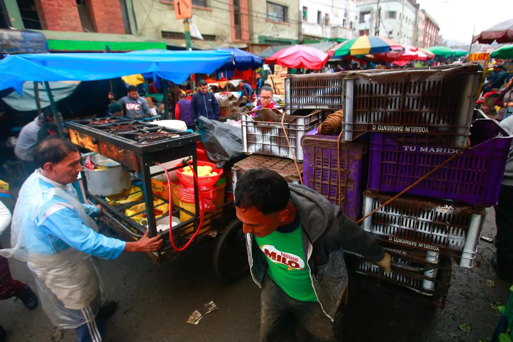 Comerciantes desalojados de la avenida Aviación buscan invadir calles aledañas, mientras que trabajadores de la municipalidad de La Victoria realizan trabajos de reordenamiento y limpieza de vías públicas. Foto: ANDINA/ Hector Vinces
