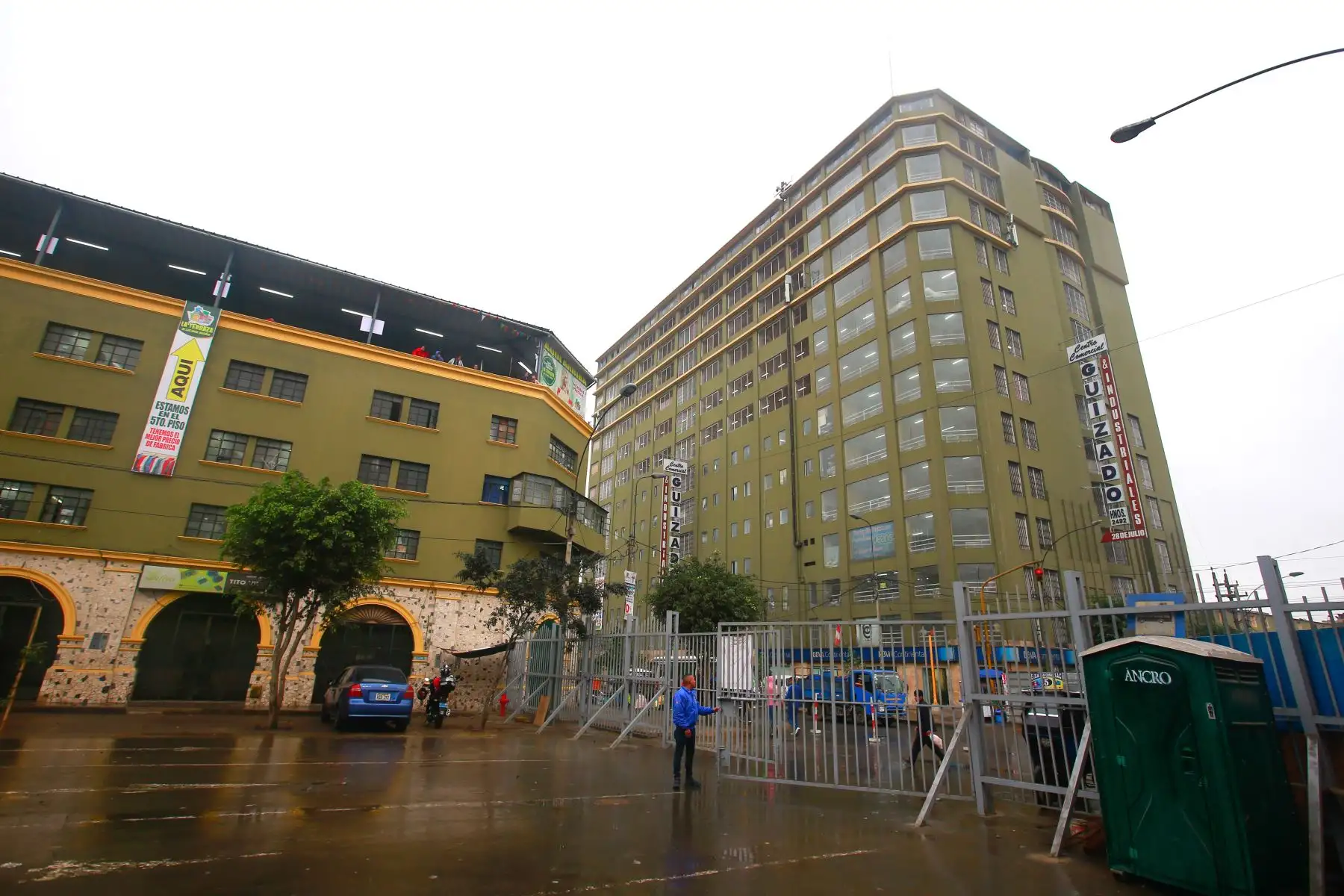 La municipalidad de La Victoria entregó hoy 500 puestos para ambulantes formalizados en un local comercial ubicado en el cruce de las avenidas 28 de Julio y Huánuco, dentro del emporio de Gamarra, informó el alcalde George Forsyth. Foto: ANDINA/ Hector Vinces