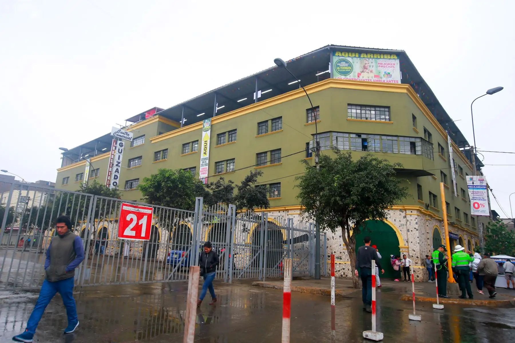 La municipalidad de La Victoria entregó hoy 500 puestos para ambulantes formalizados en un local comercial ubicado en el cruce de las avenidas 28 de Julio y Huánuco, dentro del emporio de Gamarra, informó el alcalde George Forsyth. Foto: ANDINA/ Hector Vinces