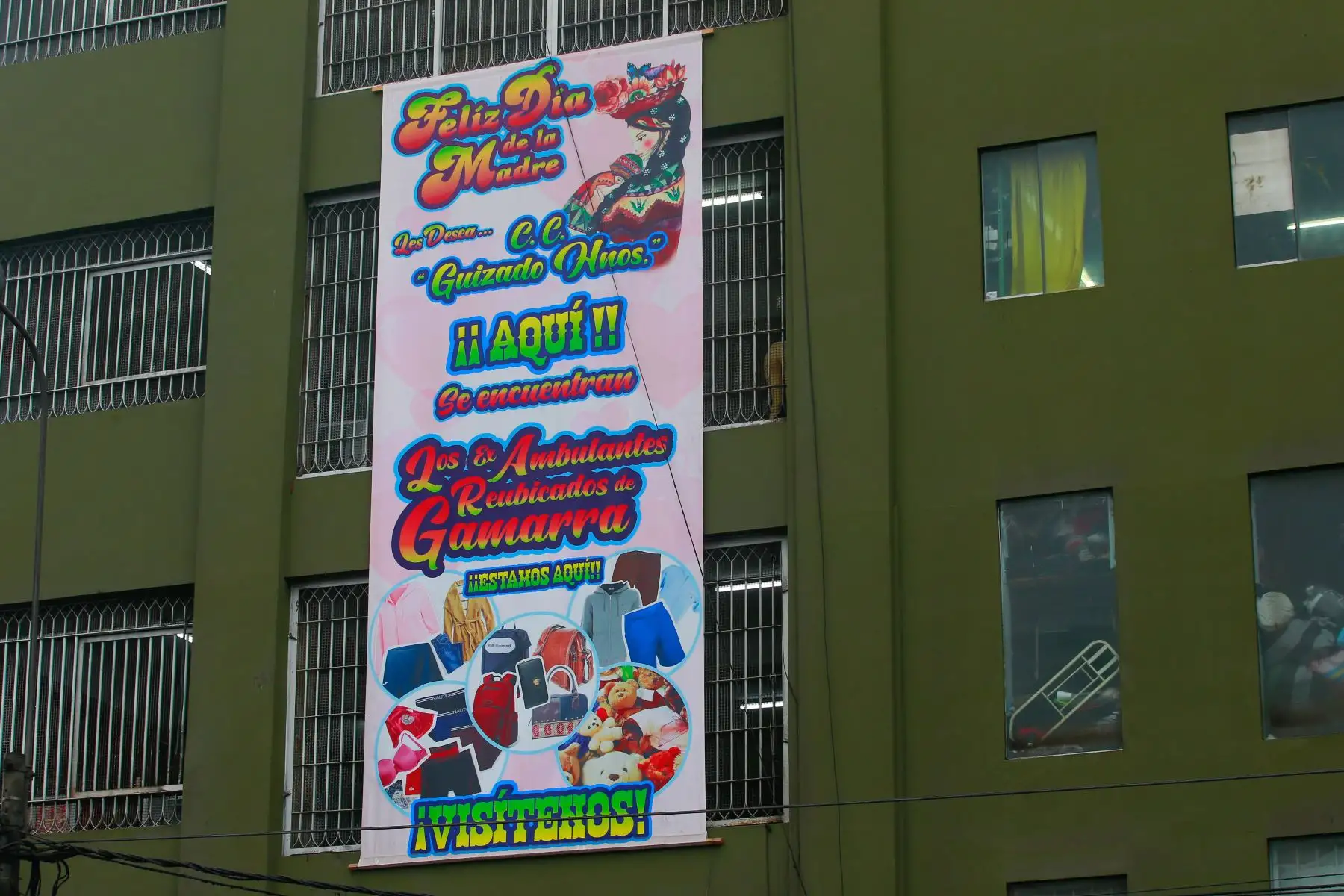 La municipalidad de La Victoria entregó hoy 500 puestos para ambulantes formalizados en un local comercial ubicado en el cruce de las avenidas 28 de Julio y Huánuco, dentro del emporio de Gamarra, informó el alcalde George Forsyth. Foto: ANDINA/ Hector Vinces