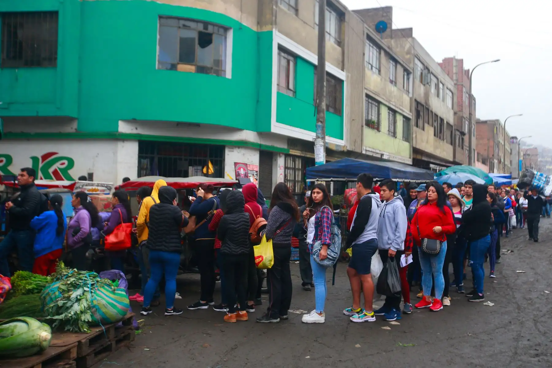 La municipalidad de La Victoria entregó hoy 500 puestos para ambulantes formalizados en un local comercial ubicado en el cruce de las avenidas 28 de Julio y Huánuco, dentro del emporio de Gamarra, informó el alcalde George Forsyth. Foto: ANDINA/ Hector Vinces