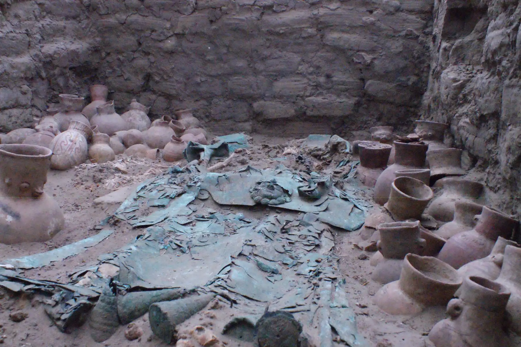 Especialistas del Museo Tumbas Reales de Sipán ejecutan conservación de ajuares funerarios hallados en Úcupe, en Lambayeque, afirmó Walter Alva. ANDINA/Difusión