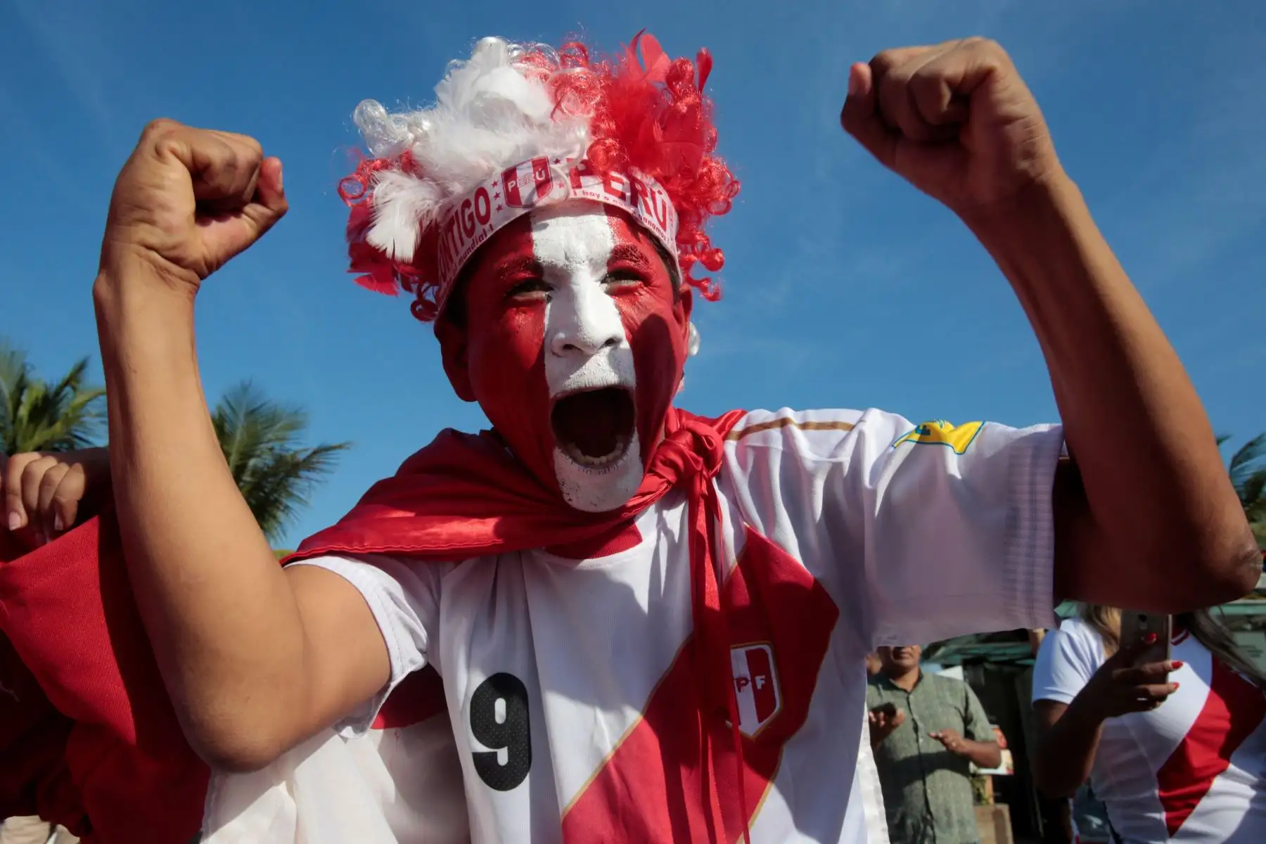 Aficionados peruanos antes del inicio del partido por el grupo A de la Copa América entre Perú y Bolivia este martes, en Río de Janeiro. Foto: EFE