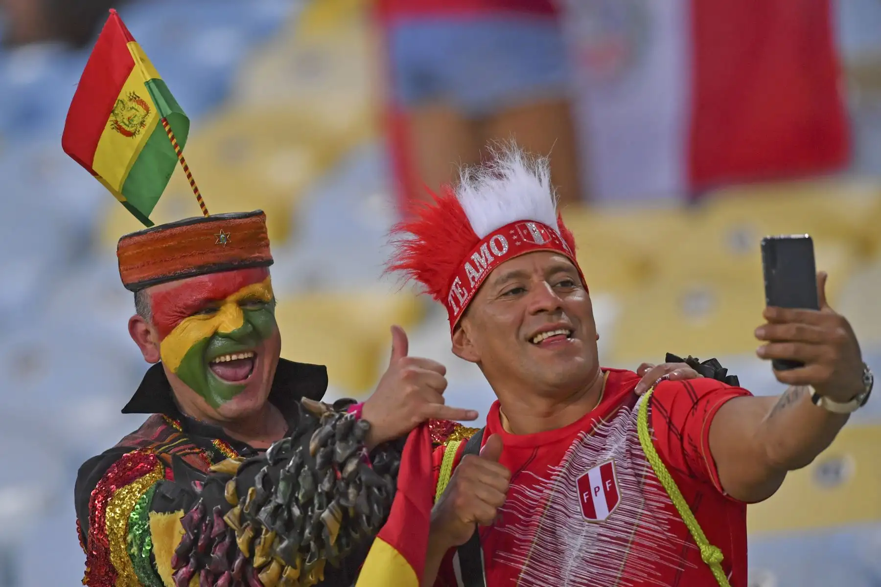 Hinchas de Perú y Bolivia se toman un selfie previo al partido por la Copa América en el estadio Maracaná en Rio de Janeiro, Brasil. Foto: AFP