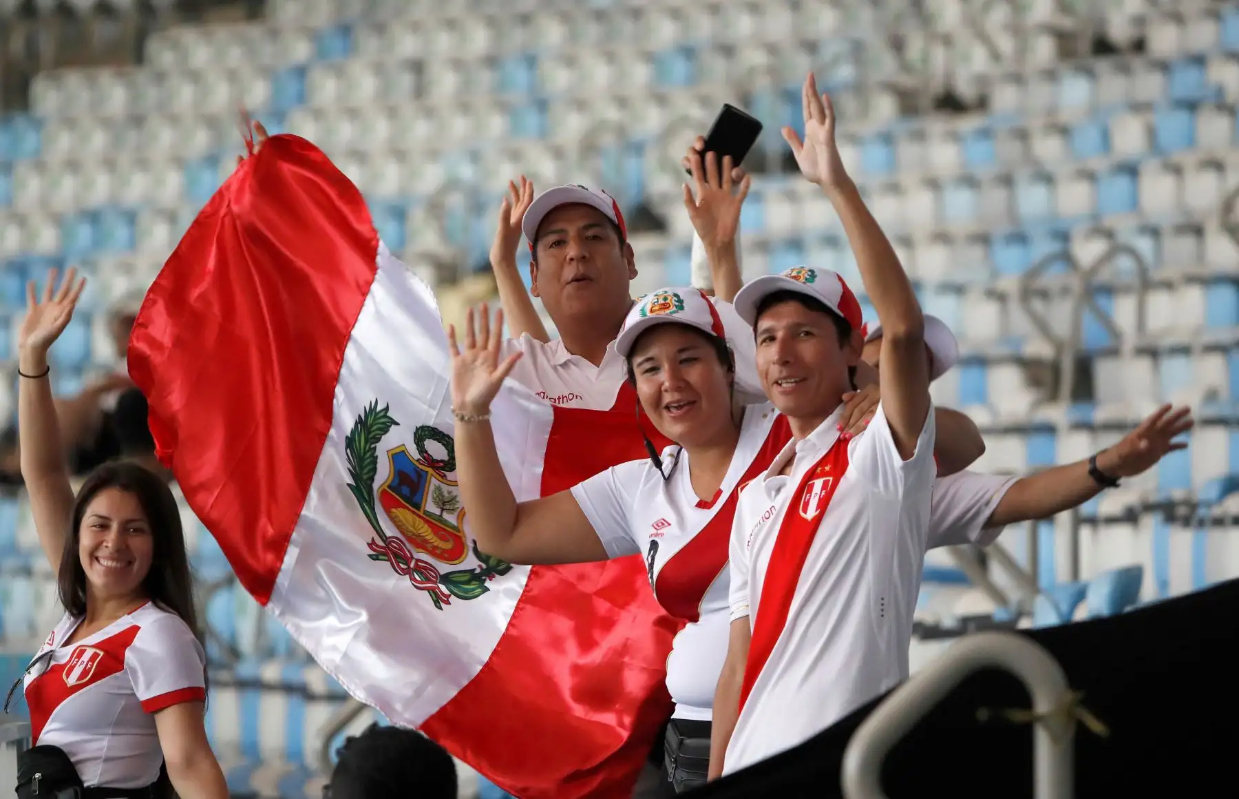 Hinchas de Perú alientan a la selección previo al partido por la Copa América en el estadio Maracaná en Rio de Janeiro, Brasil. Foto: AFP