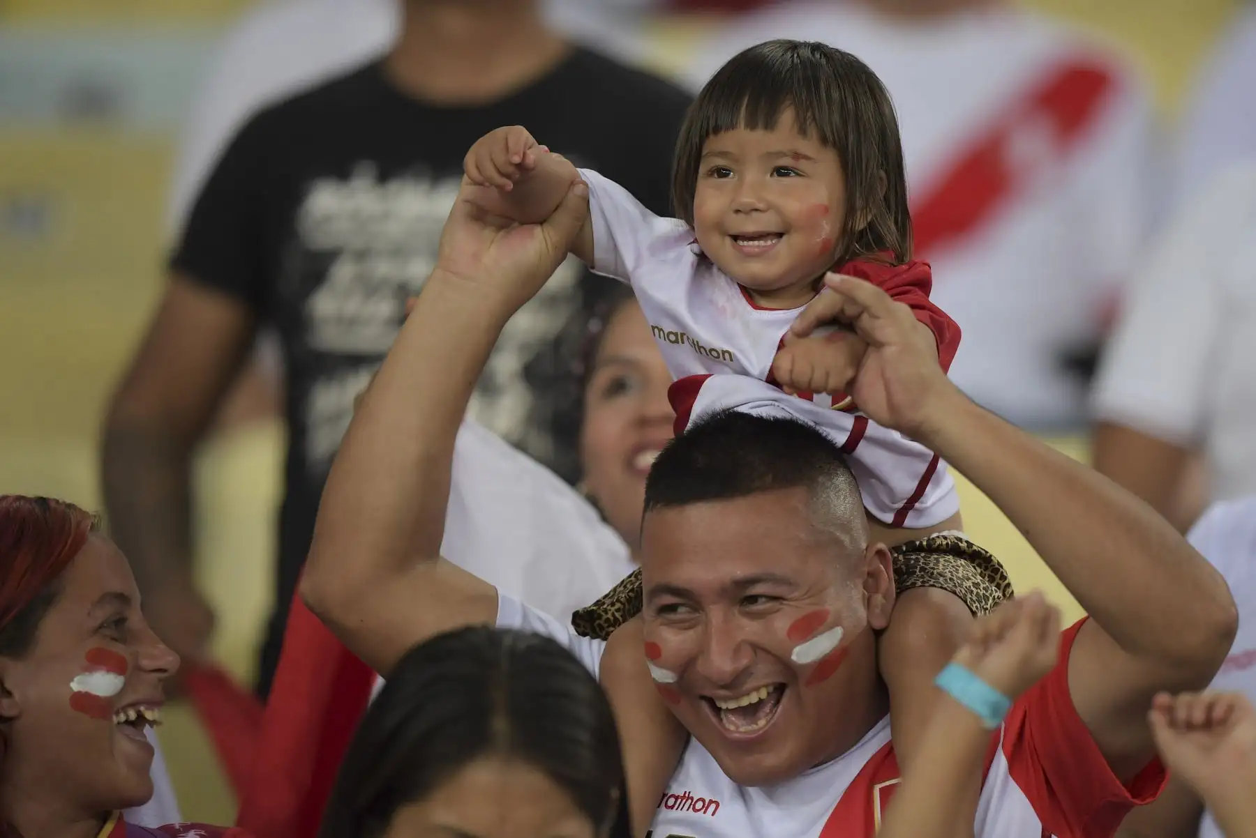 Los fanáticos de Perú aclaman antes del partido del torneo de fútbol de Copa América contra Bolivia en el Estadio Maracaná de Río de Janeiro, Brasil.
Foto: AFP