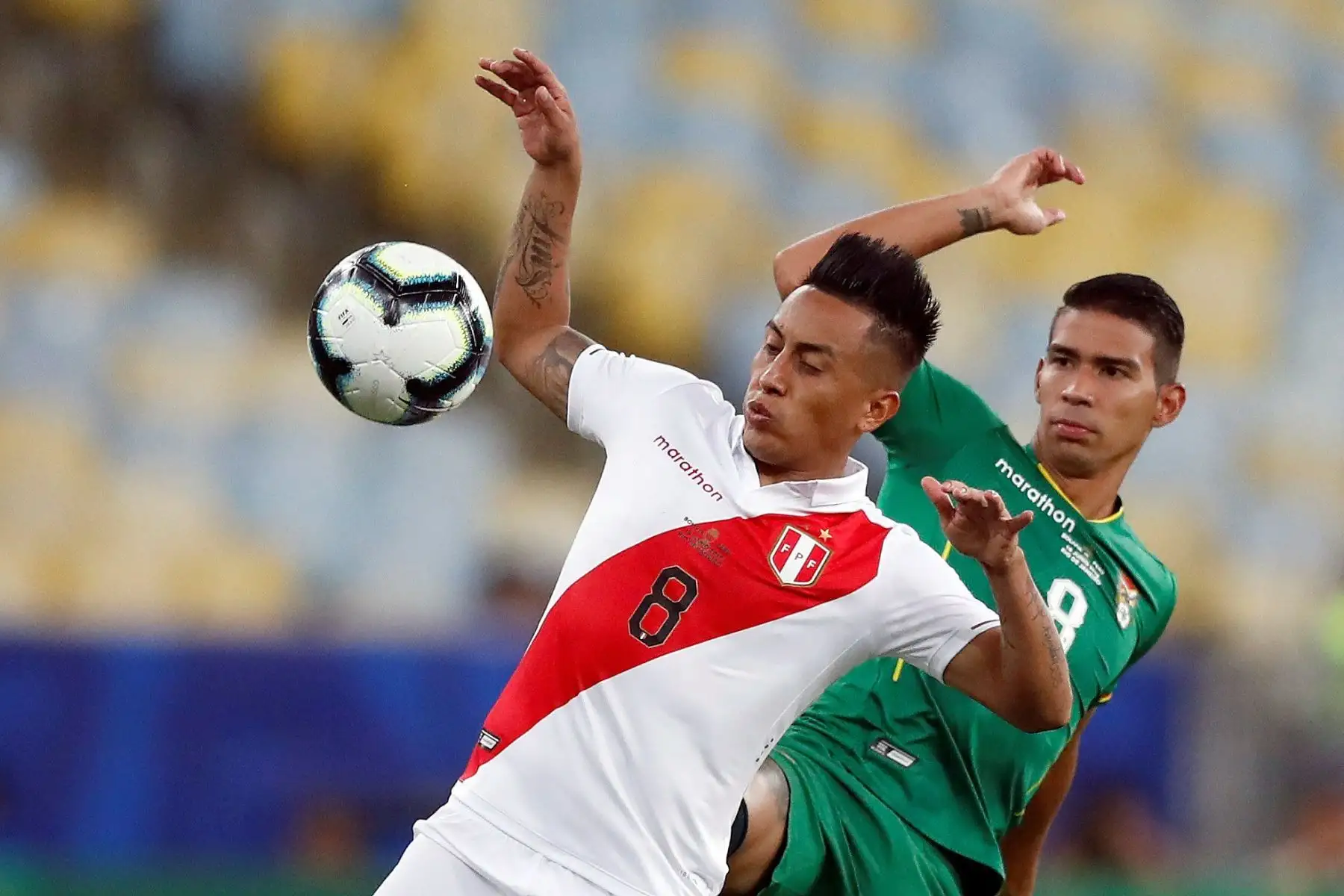 El jugador Diego Bejarano (d) de Bolivia disputa el balón con Christian Cueva de Perú durante el partido Bolivia-Perú del Grupo A de la Copa América de Fútbol 2019, en el Estadio Maracaná.
Foto: EFE