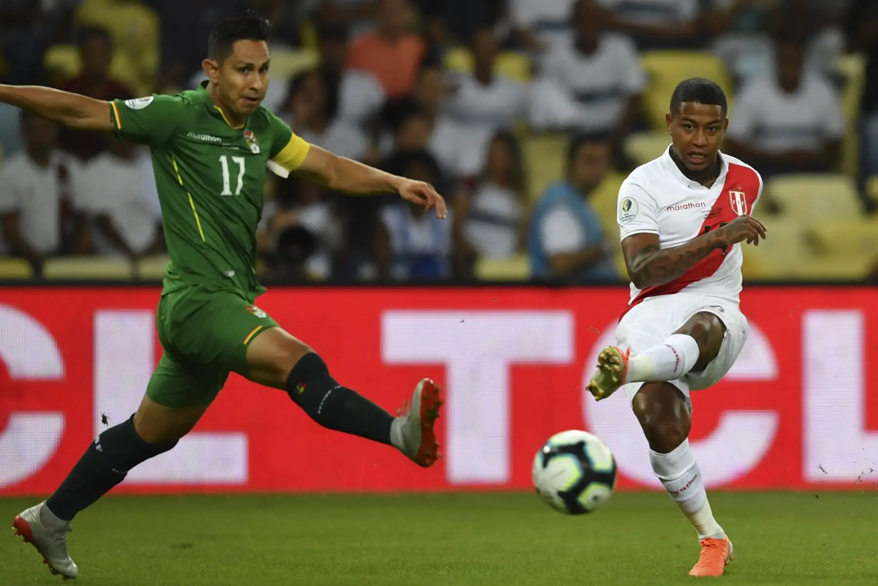 Andy Polo (R) de Perú es desafiado por Marvin Bejarano de Bolivia durante su partido de torneo de fútbol de la Copa América en el estadio Maracaná de Brasil.
Foto: AFP