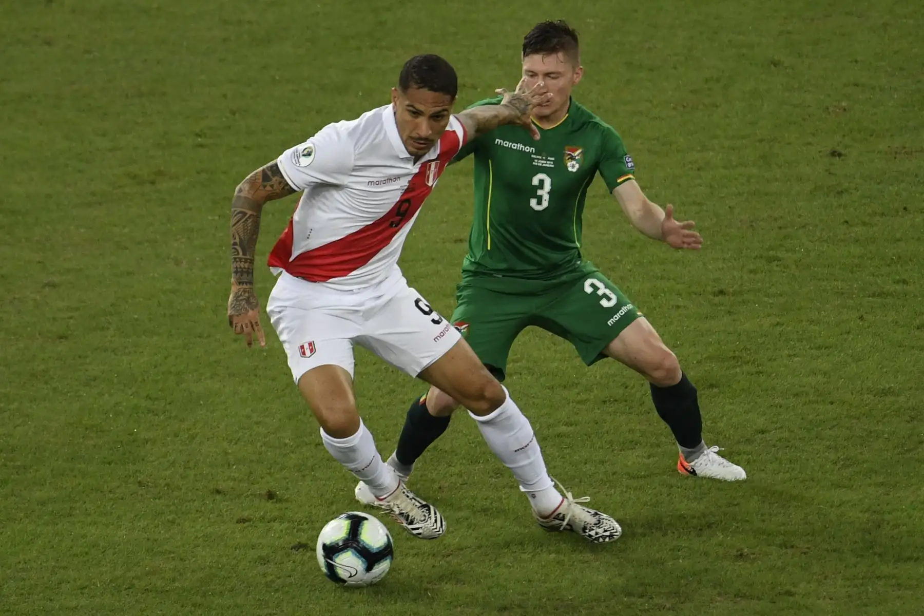 Paolo Guerrero (L) de Perú y Alejandro Chumacero de Bolivia compiten por el balón durante su partido de torneo de fútbol de la Copa América Sao Paulo, Brasil.
Foto: AFP