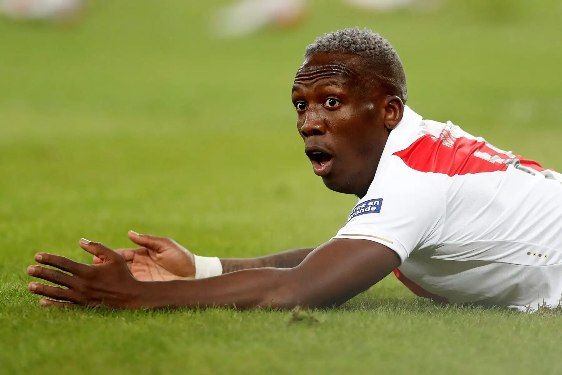 Luis Advíncula de Perú cae durante el partido Bolivia-Perú del Grupo A de la Copa América de Fútbol 2019, en el Estadio Maracanã de Río de Janeiro, Brasil
Foto: EFE