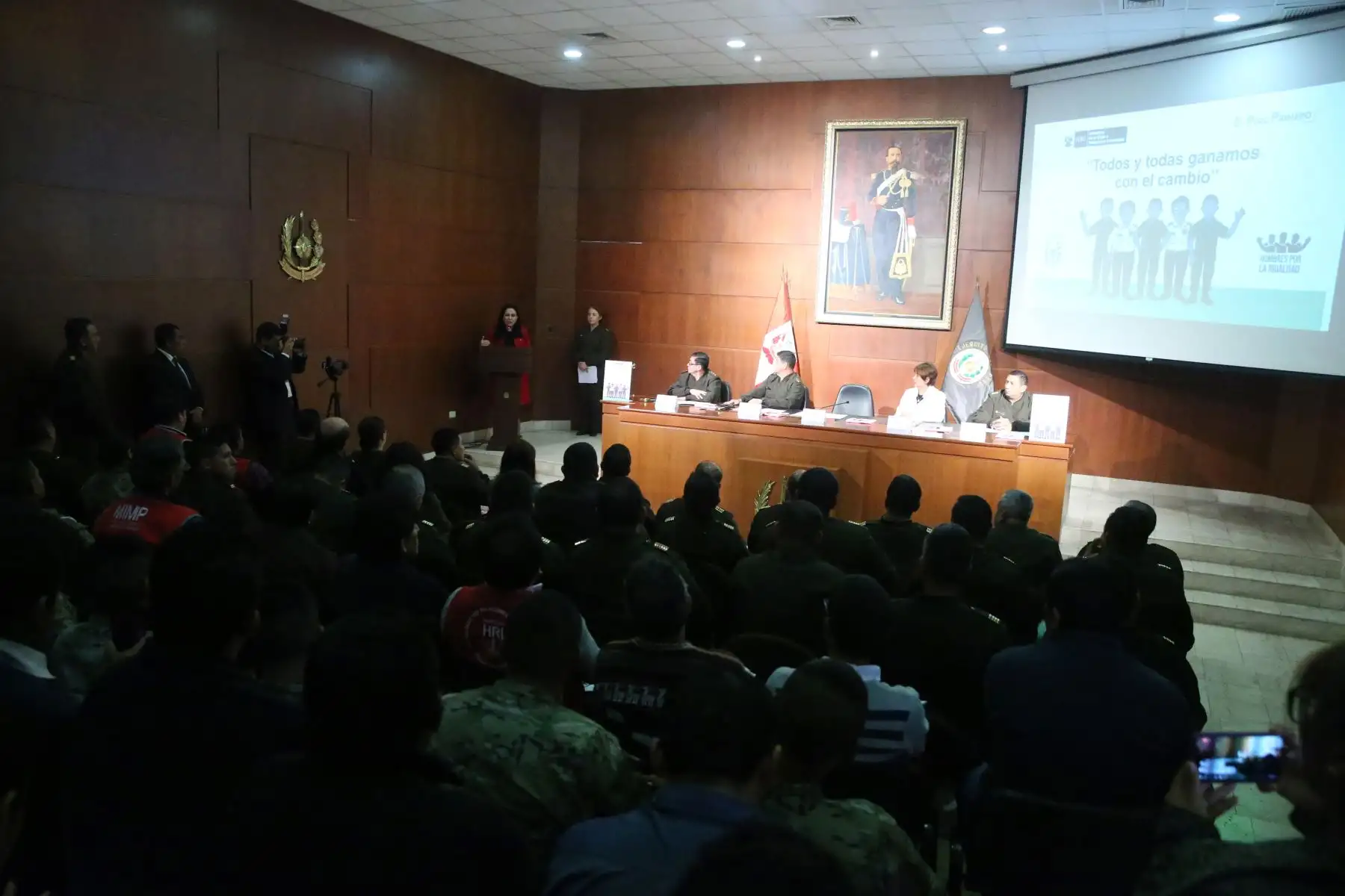 Ministra de la Mujer, Gloria Montenegro promueve la campaña “ Hombres por la igualdad” estrategia comunitaria que busca sensibilizar a miembros del Ejercito Peruano frente a la violencia contra la mujer.
Foto: ANDINA/Eddy Ramos