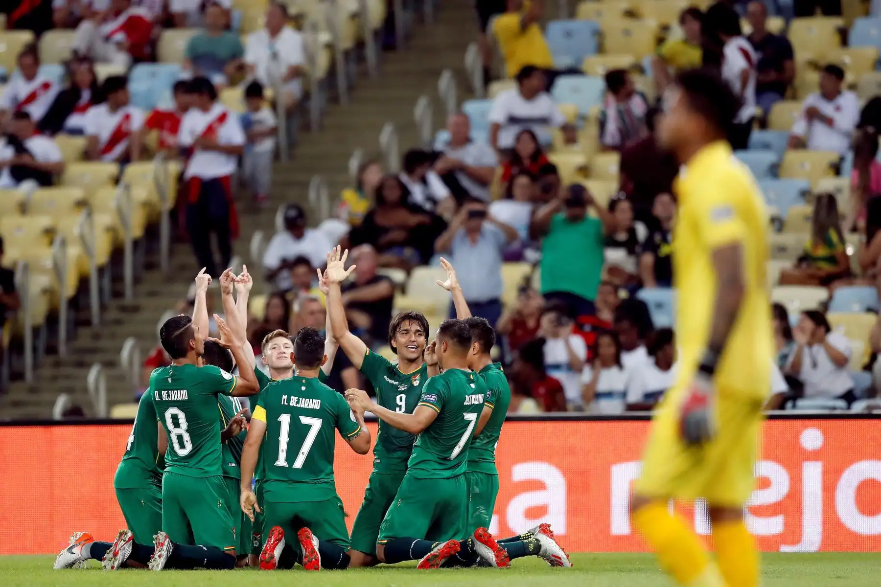 Jugadores de Bolivia celebra un gol de Marcelo Moreno durante el partido Bolivia-Perú del Grupo A de la Copa América de Fútbol 2019.
Foto: EFE