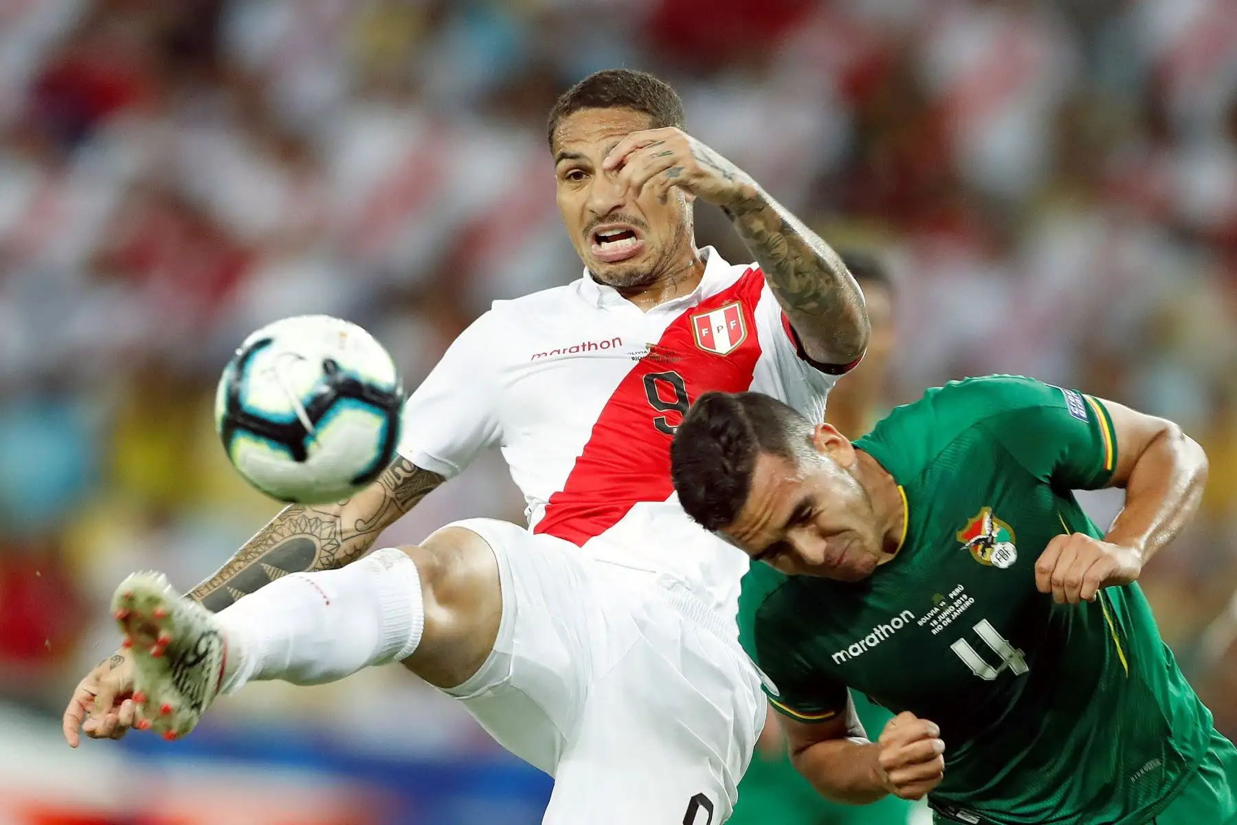 Luis Haquín (d) de Bolivia disputa el balón con Paolo Guerrero de Perú durante el partido Bolivia-Perú del Grupo A de la Copa América de Fútbol 2019.
Foto:EFE