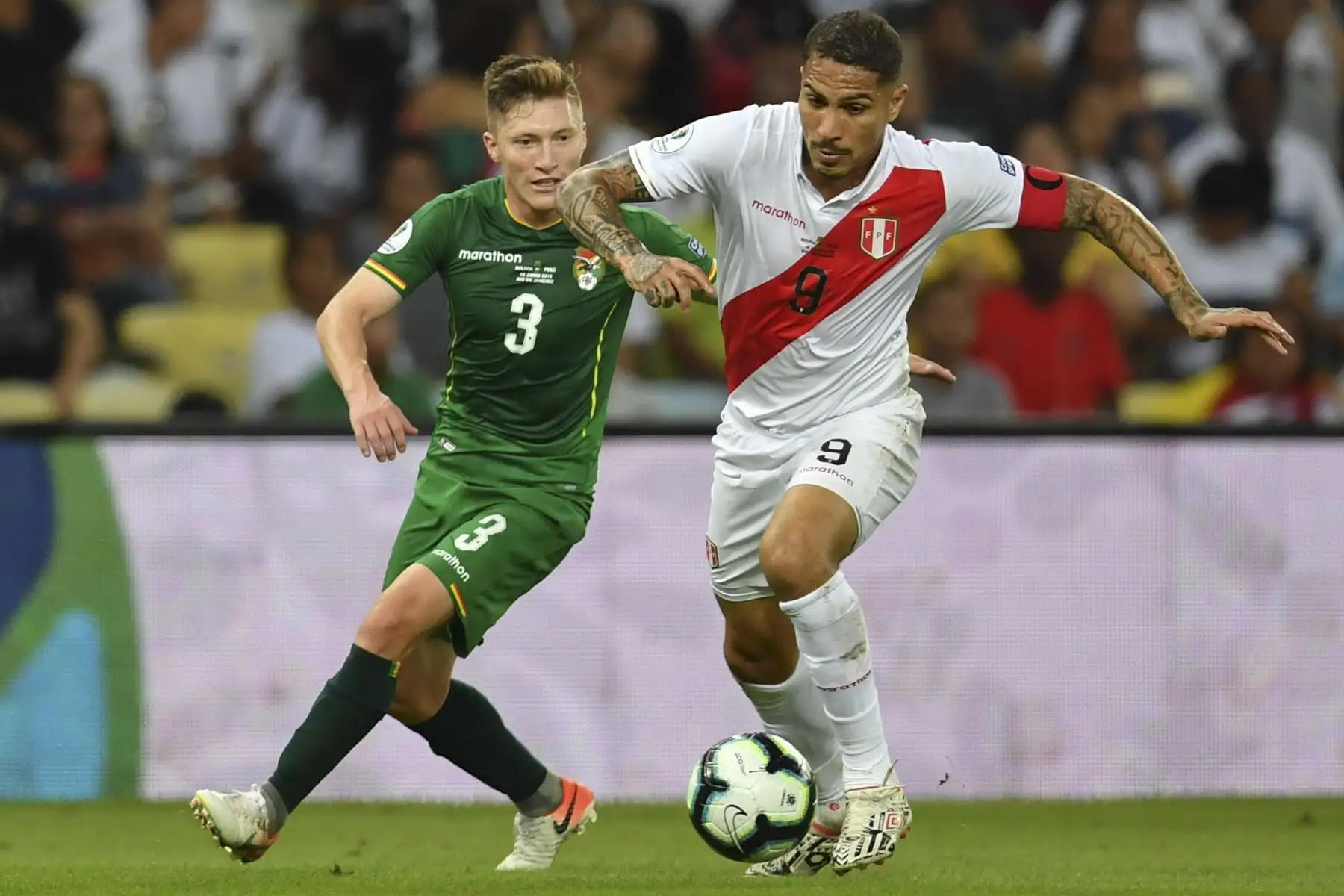 Paolo Guerrero (R), de Perú, pasa el balón por delante de Alejandro Chumacero de Bolivia durante su partido de torneo de fútbol de la Copa América en el estadio Maracana en Río de Janeiro, Brasil.
Foto: AFP