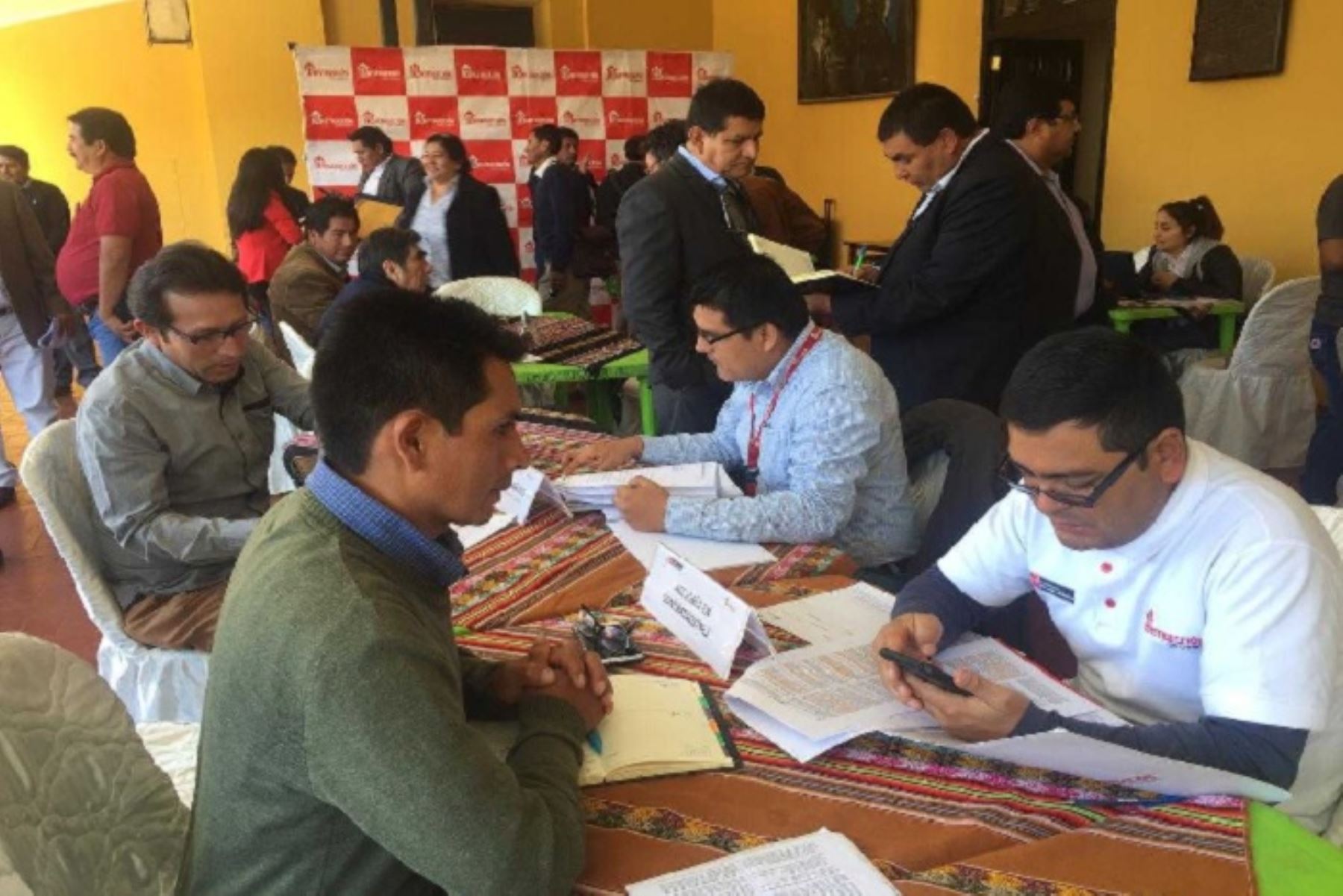 El Gobierno Regional de Ayacucho y alrededor de treinta alcaldes provinciales y distritales ratificaron hoy su compromiso para trabajar y hacer realidad las obras de reconstrucción en esta región.