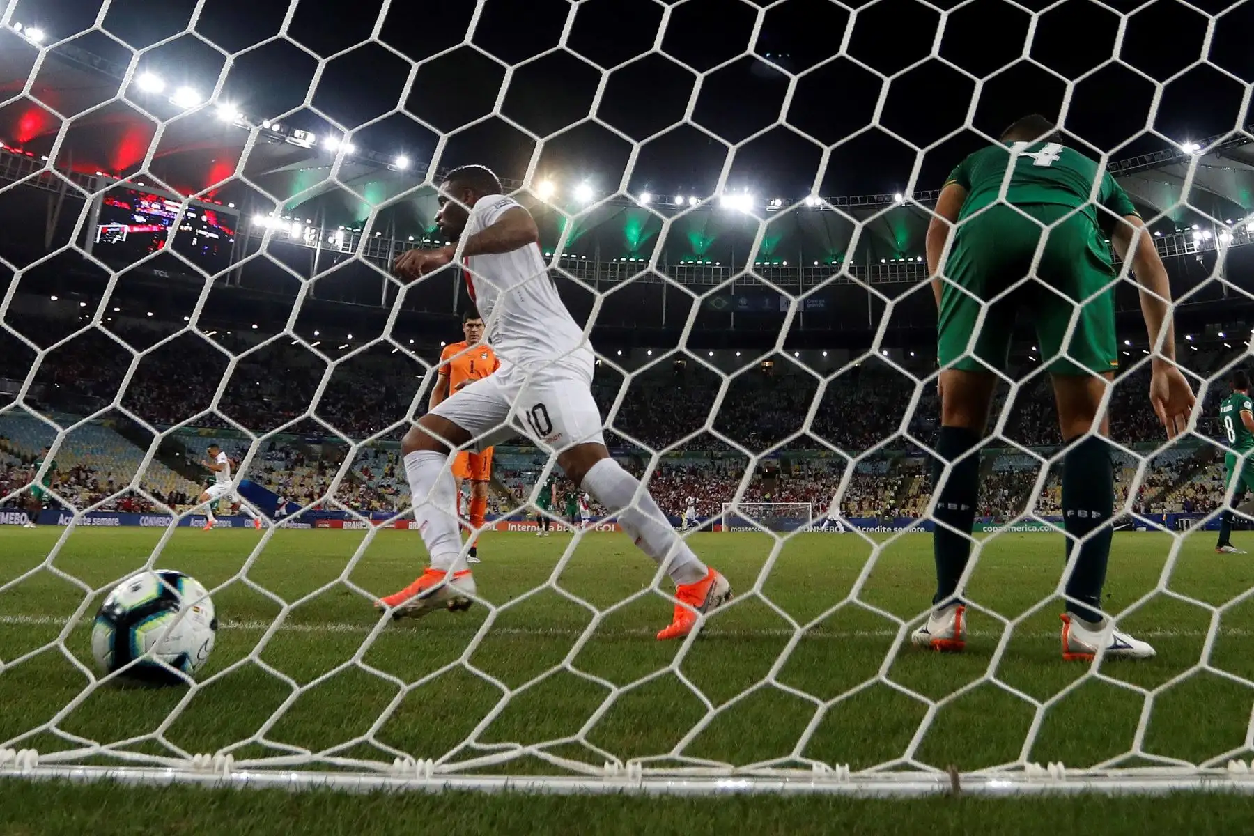 Jefferson Farfán de Perú celebra un gol de su compañero Paolo Guerrero (no en la foto) durante el partido Bolivia-Perú del Grupo A de la Copa América de Fútbol 2019.
Foto: EFE