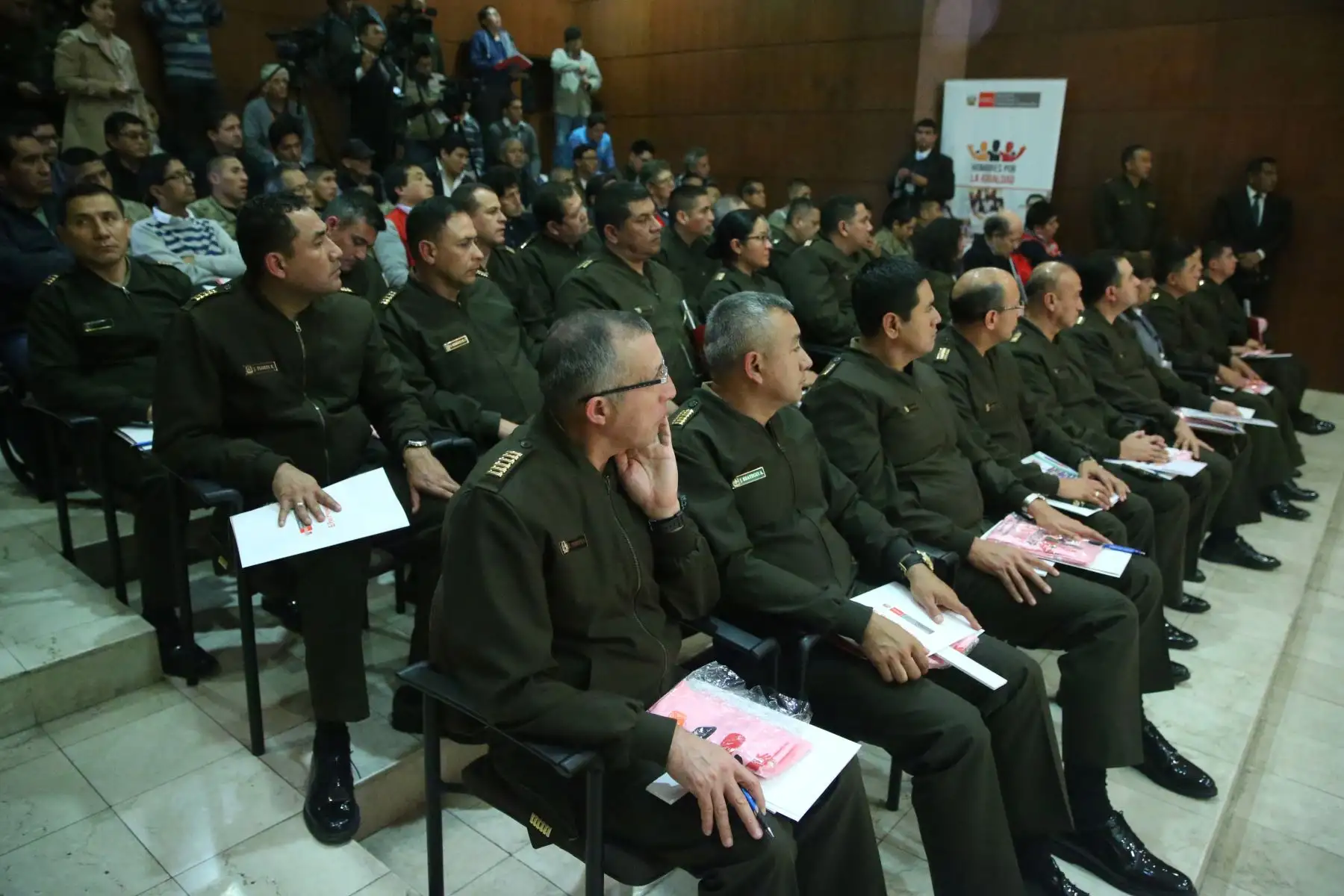 Ministra de la Mujer, Gloria Montenegro promueve la campaña “ Hombres por la igualdad” estrategia comunitaria que busca sensibilizar a miembros del Ejercito Peruano frente a la violencia contra la mujer. Foto: ANDINA/Eddy Ramos