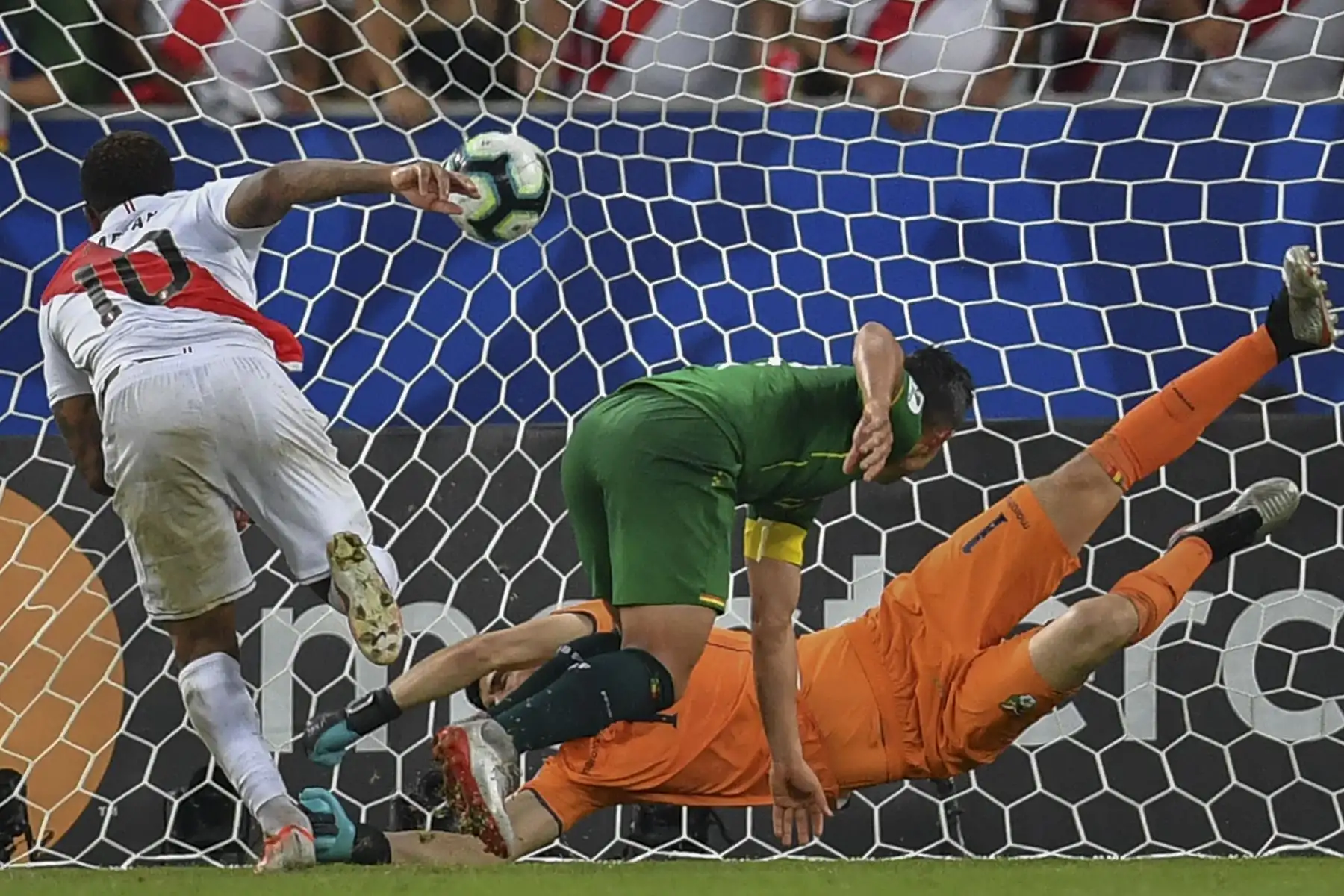 Jefferson Farfan (L), de Perú, encabeza la pelota para marcar al arquero de Bolivia, Carlos Lampe, durante su partido de torneo de fútbol de la Copa América 
Foto: AFP