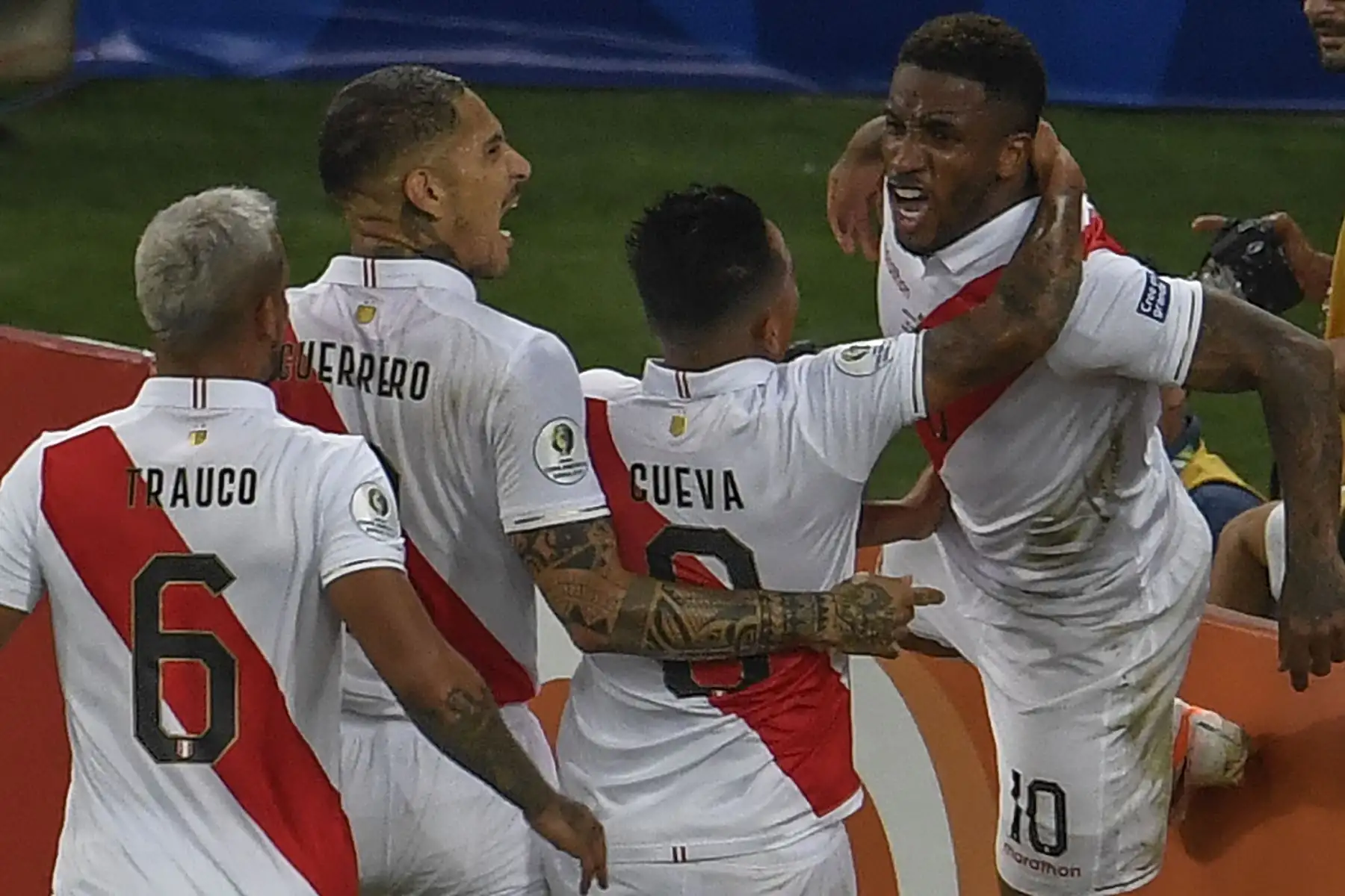 Jefferson Farfan (R), de Perú, celebra con sus compañeros de equipo después de anotar contra Bolivia durante el partido de fútbol por la Copa América en el estadio Maracana en Río de Janeiro, Brasil.
Foto: AFP
