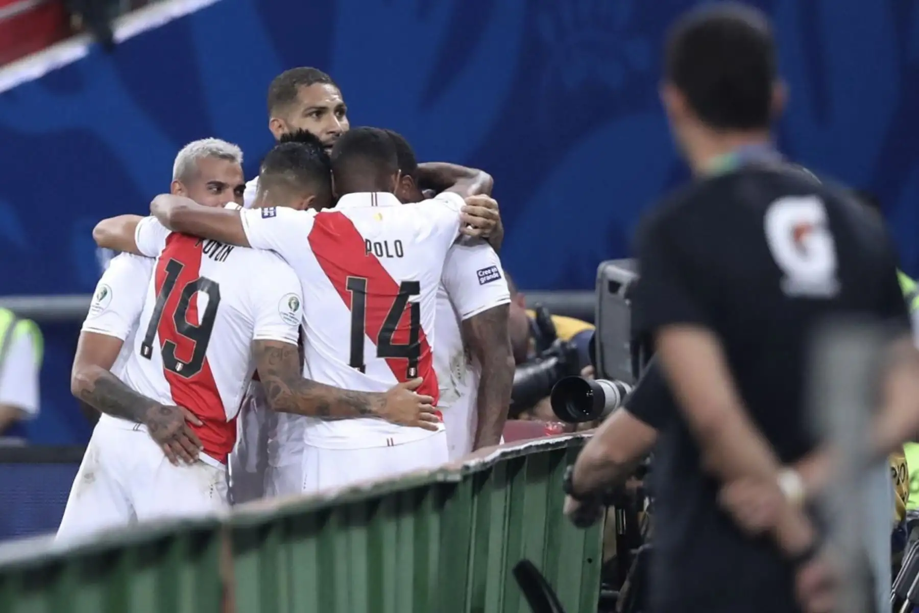 Paolo Guerrero, de Perú, celebra junto a sus compañeros en el partido frente a Bolivia por la Copa América 2019. Foto: AFP