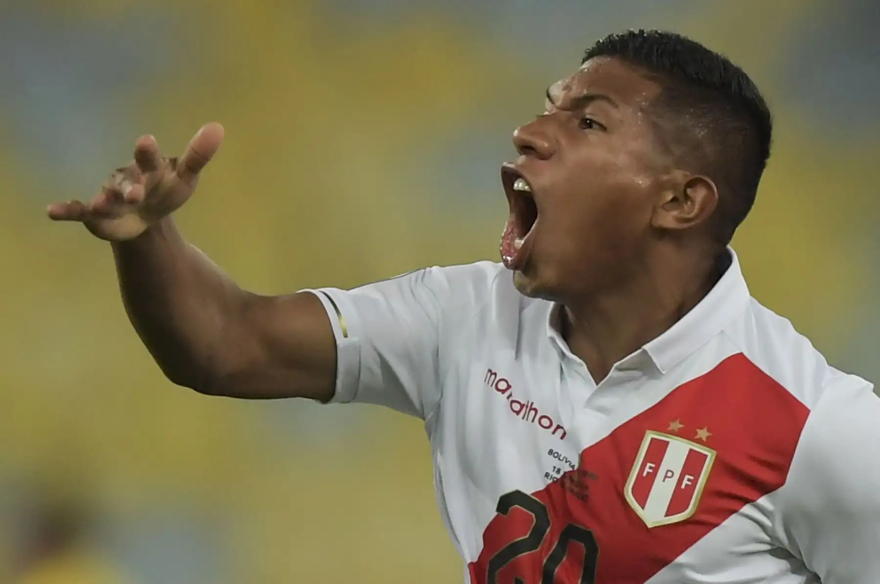 Edison Flores, de Perú,celebra después de anotar contra Bolivia durante el  partido de fútbol por la Copa América en el estadio Maracaná de Río de Janeiro, Brasil.
Foto: AFP