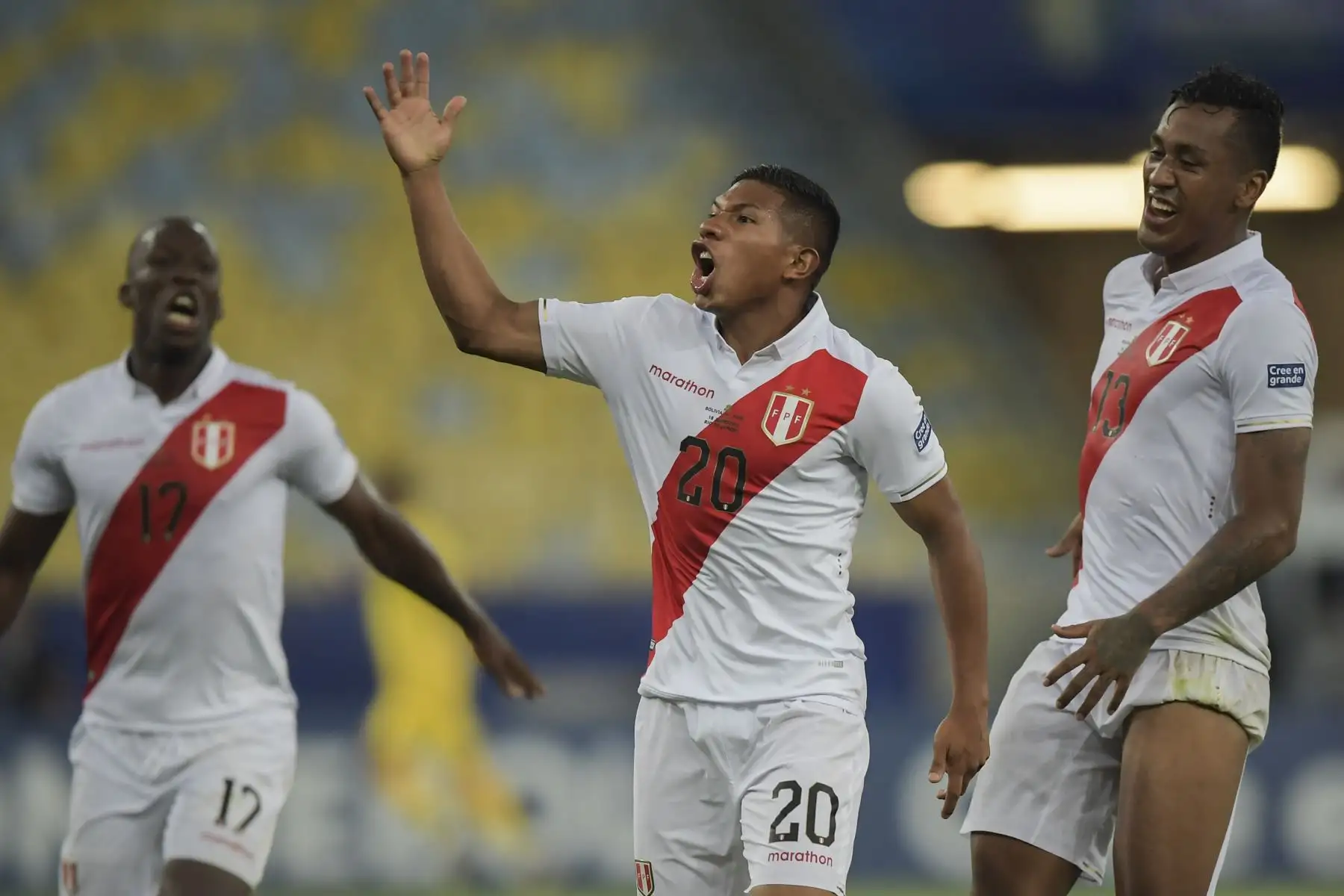 Edison Flores (C), de Perú, celebra después de anotar contra Bolivia durante el partido de fútbol por la Copa América.
Foto: AFP