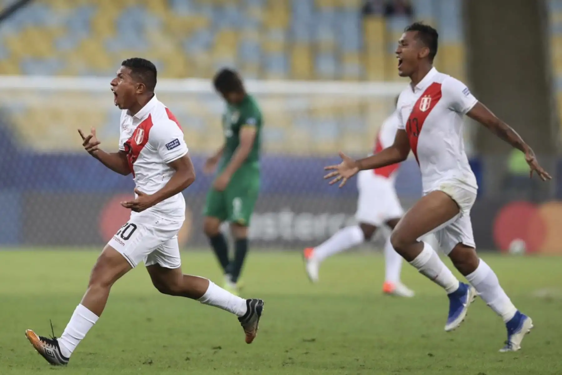 Edinson Flores  de Perú, celebra con sus compañeros de equipo después de anotar contra Bolivia durante el partido de fútbol por la Copa América.
Foto: FPF