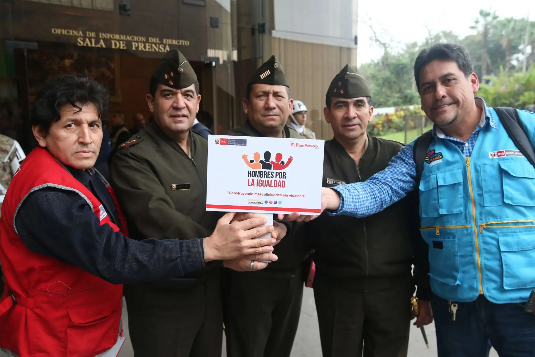 Ministra de la Mujer, Gloria Montenegro promueve la campaña “ Hombres por la igualdad” estrategia comunitaria que busca sensibilizar a miembros del Ejercito Peruano frente a la violencia contra la mujer. Foto: ANDINA/Eddy Ramos