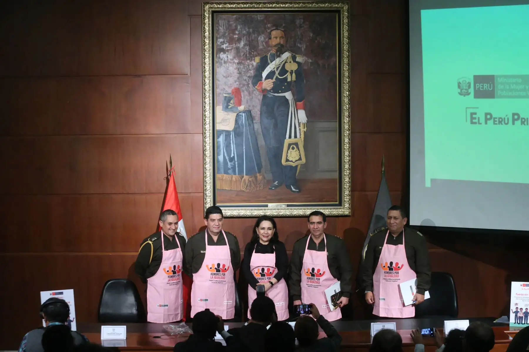 Ministra de la Mujer, Gloria Montenegro promueve la campaña “ Hombres por la igualdad” estrategia comunitaria que busca sensibilizar a miembros del Ejercito Peruano frente a la violencia contra la mujer. Foto: ANDINA/Eddy Ramos