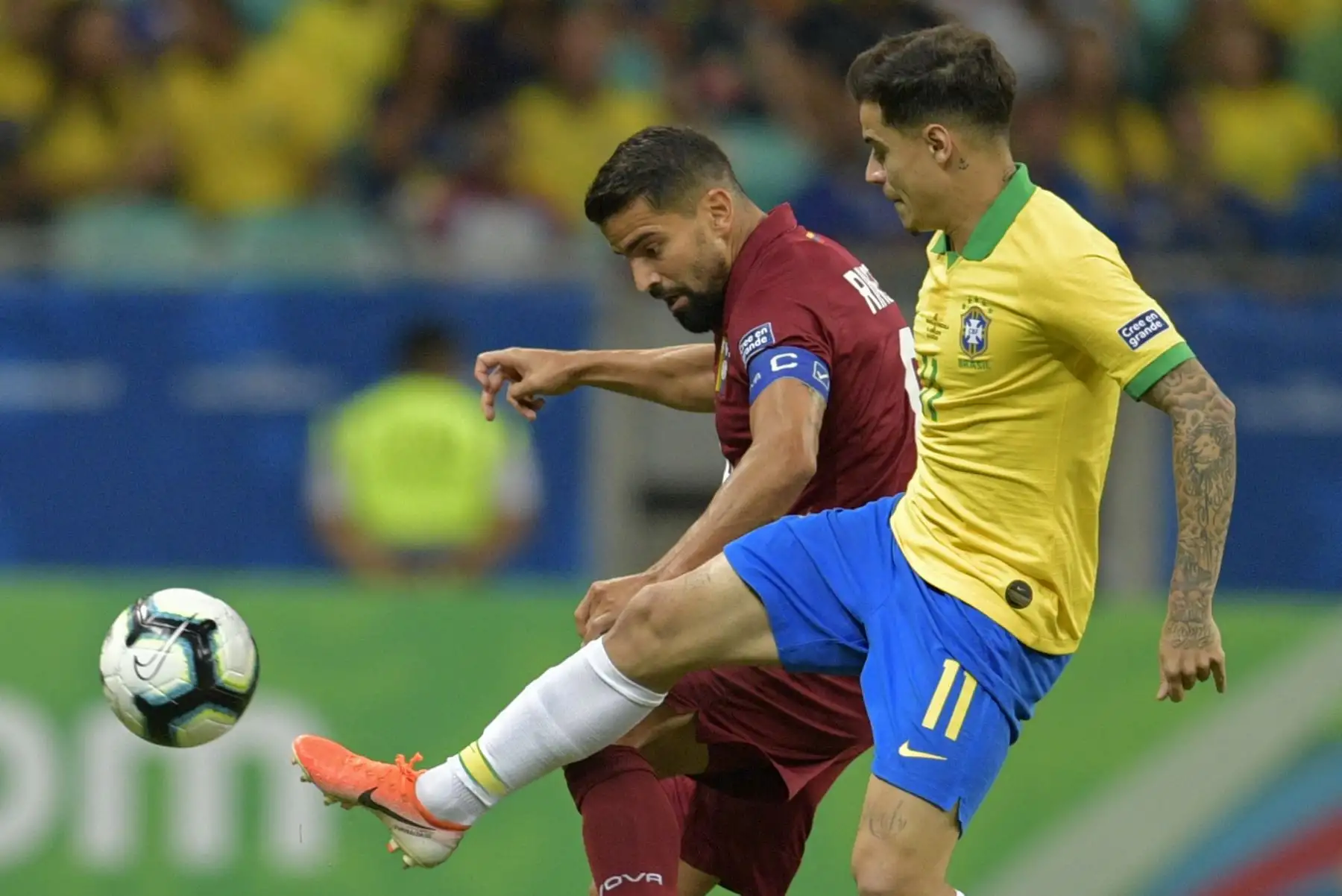 El venezolano Tomas Rincon (L) y el brasileño Philippe Coutinho compiten por el balón durante su partido de torneo de fútbol de la Copa América en el estadio Fonte Nova Arena en Salvador, Brasil.
Foto: AFP