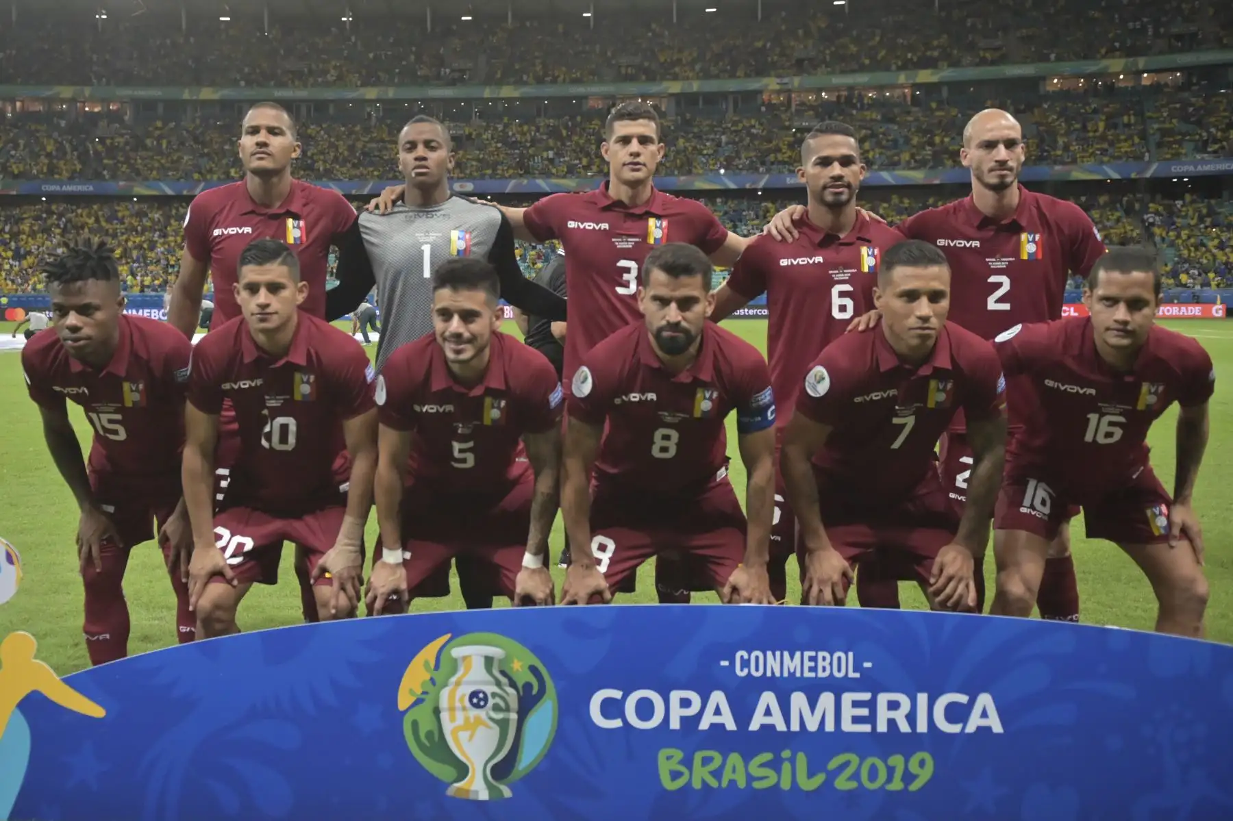 Los jugadores de Venezuela posan para las fotos antes de su partido de torneo de fútbol de Copa América contra Brasil en el Fonte Nova Arena en Salvador, Brasil.
Foto: AFP