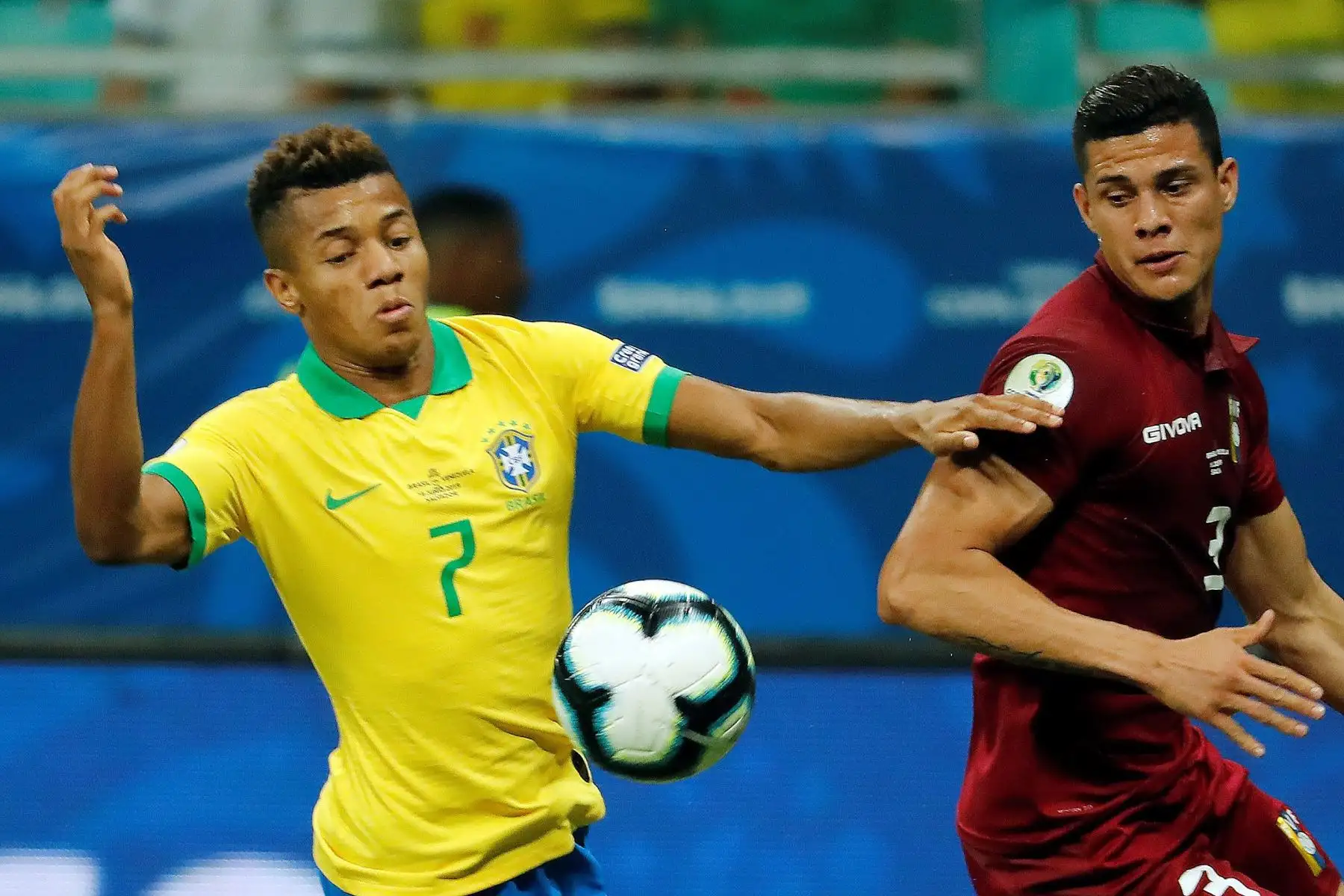 El jugador de Brasil David Neres (i) disputa el balón con Yordan Osorio de Venezuela, durante el partido Brasil-Venezuela del Grupo A de la Copa América de Fútbol 2019.
Foto: AFP