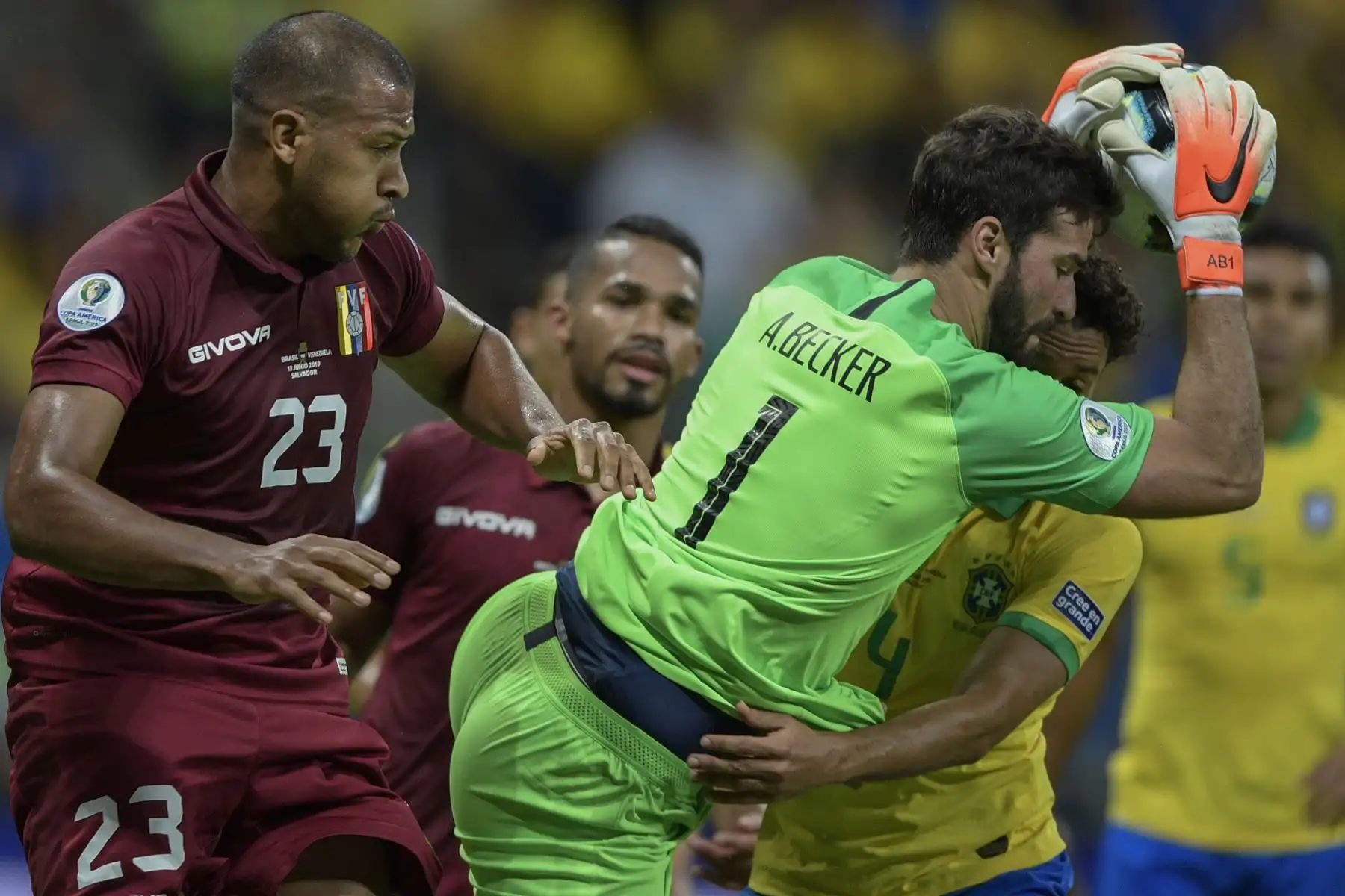 El portero de Brasil, Alisson (R), atrapa el balón junto al Salomon Rondon de Venezuela durante su partido de torneo de fútbol de la Copa América.
Foto: AFP