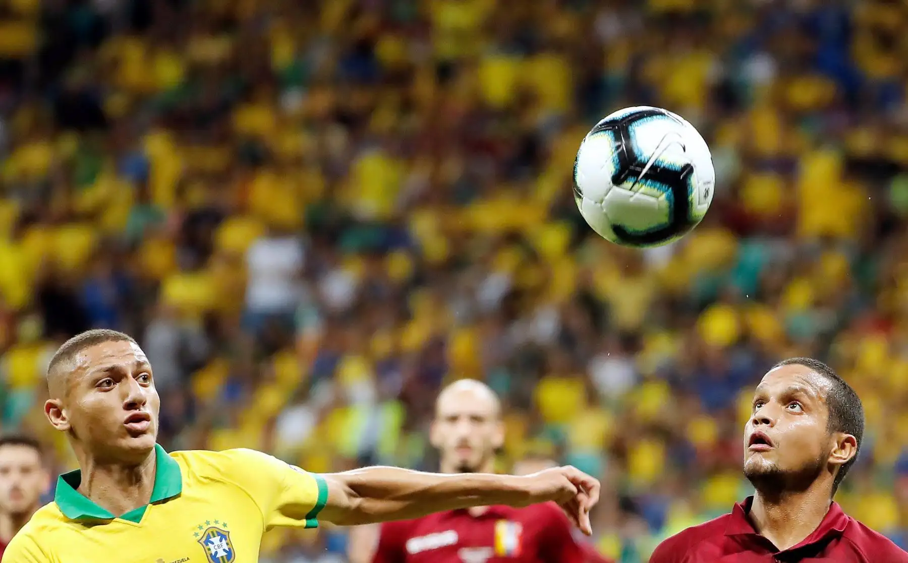 El jugador de Brasil Richarlison (i) disputa el balón con Roberto Rosales de Venezuela , durante el partido Brasil-Venezuela del Grupo A de la Copa América de Fútbol 2019.
Foto: EFE