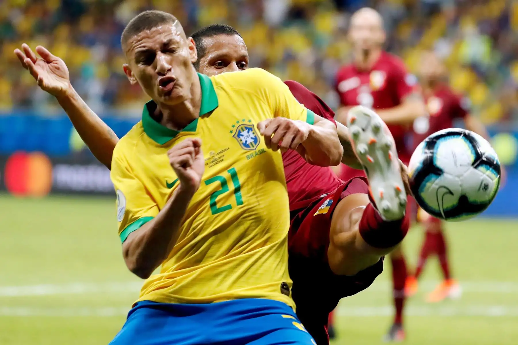 El jugador de Brasil Richarlison (i) disputa el balón con Roberto Rosales de Venezuela, durante el partido Brasil-Venezuela del Grupo A de la Copa América de Fútbol 2019.
Foto: AFP