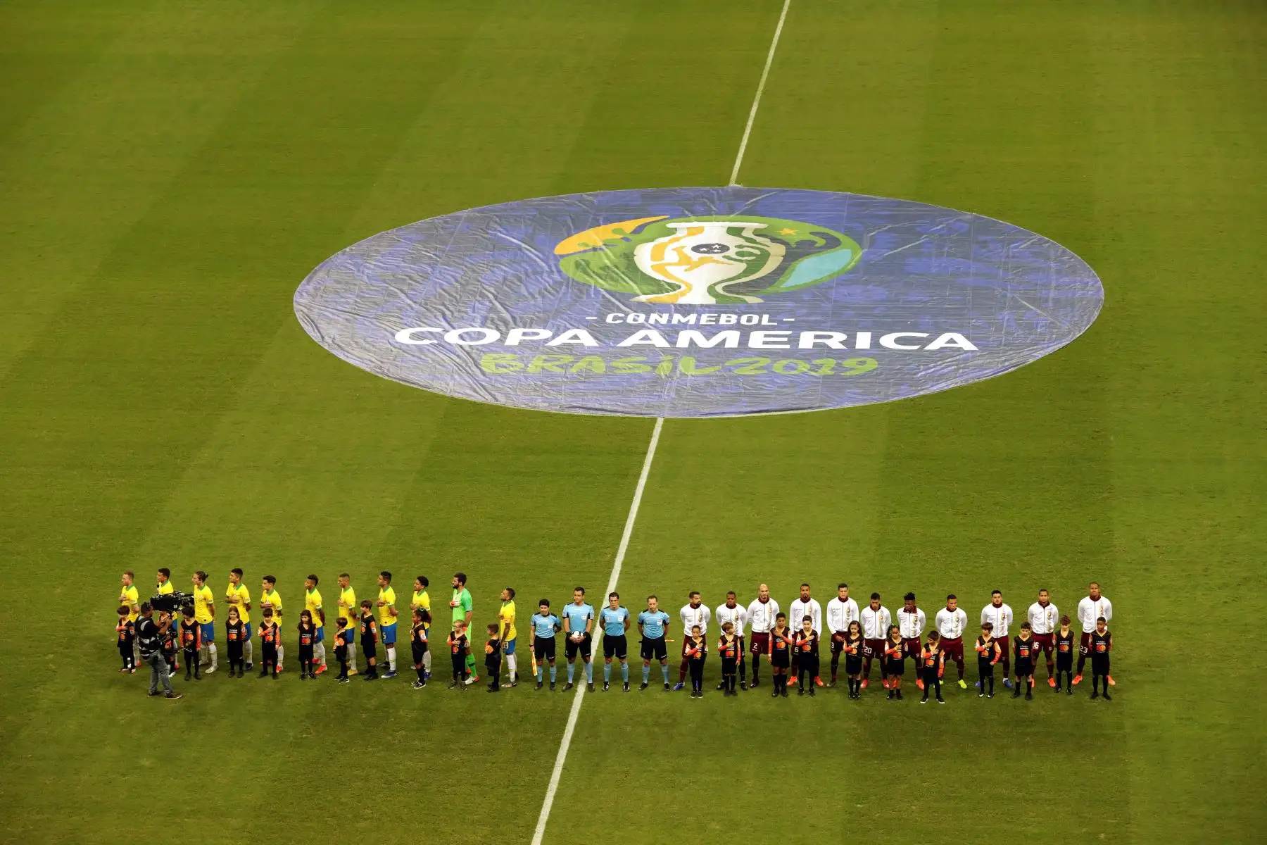 Jugadores de Brasil (i) y Venezuela, durante el partido Brasil-Venezuela del Grupo A de la Copa América de Fútbol 2019.
Foto: EFE