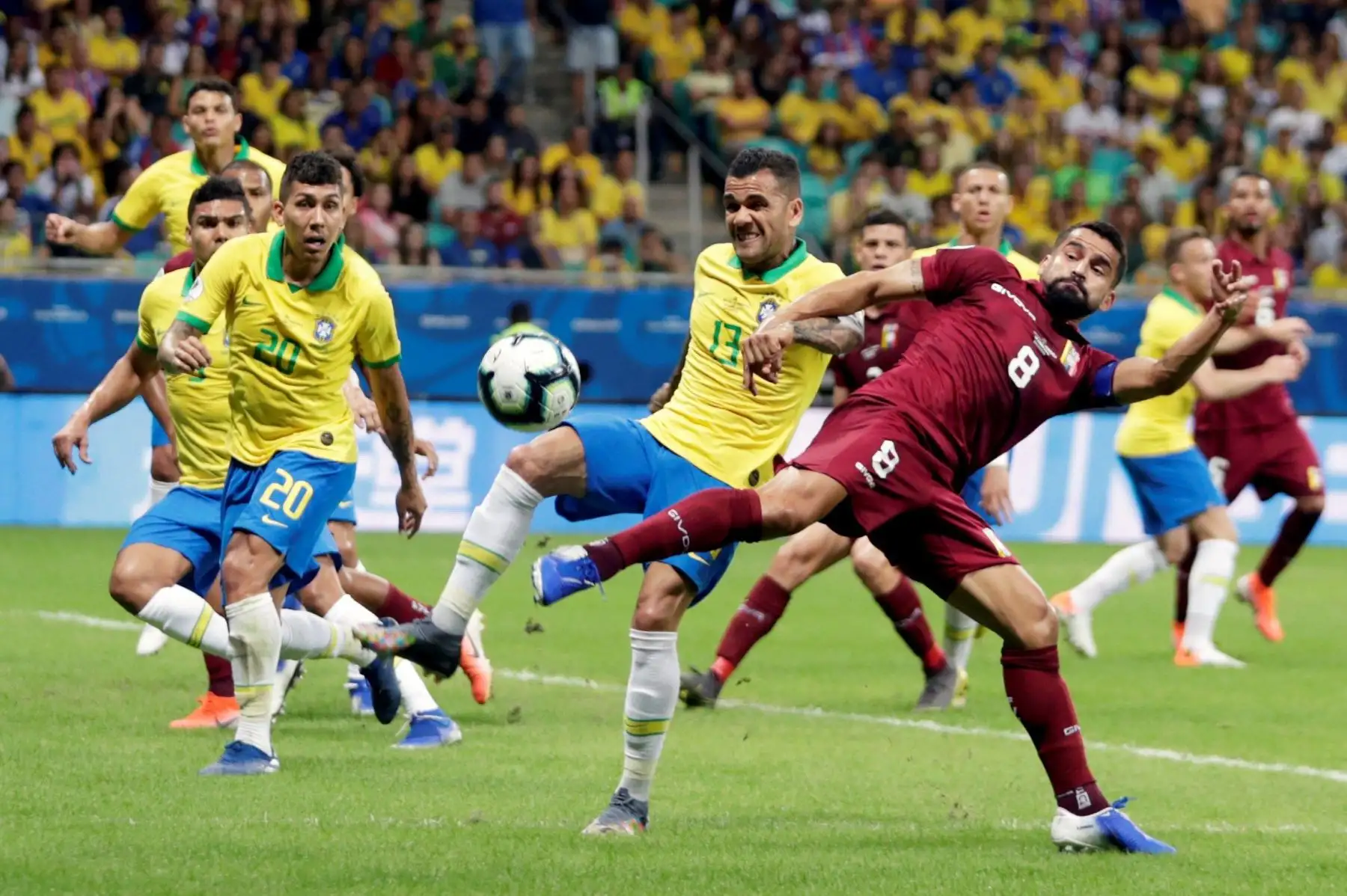 El jugador de Brasil Dani Alves (2-d) disputa el balón con Tomás Rincon (d) de Venezuela , durante el partido Brasil-Venezuela del Grupo A de la Copa América de Fútbol 2019.
Foto: EFE